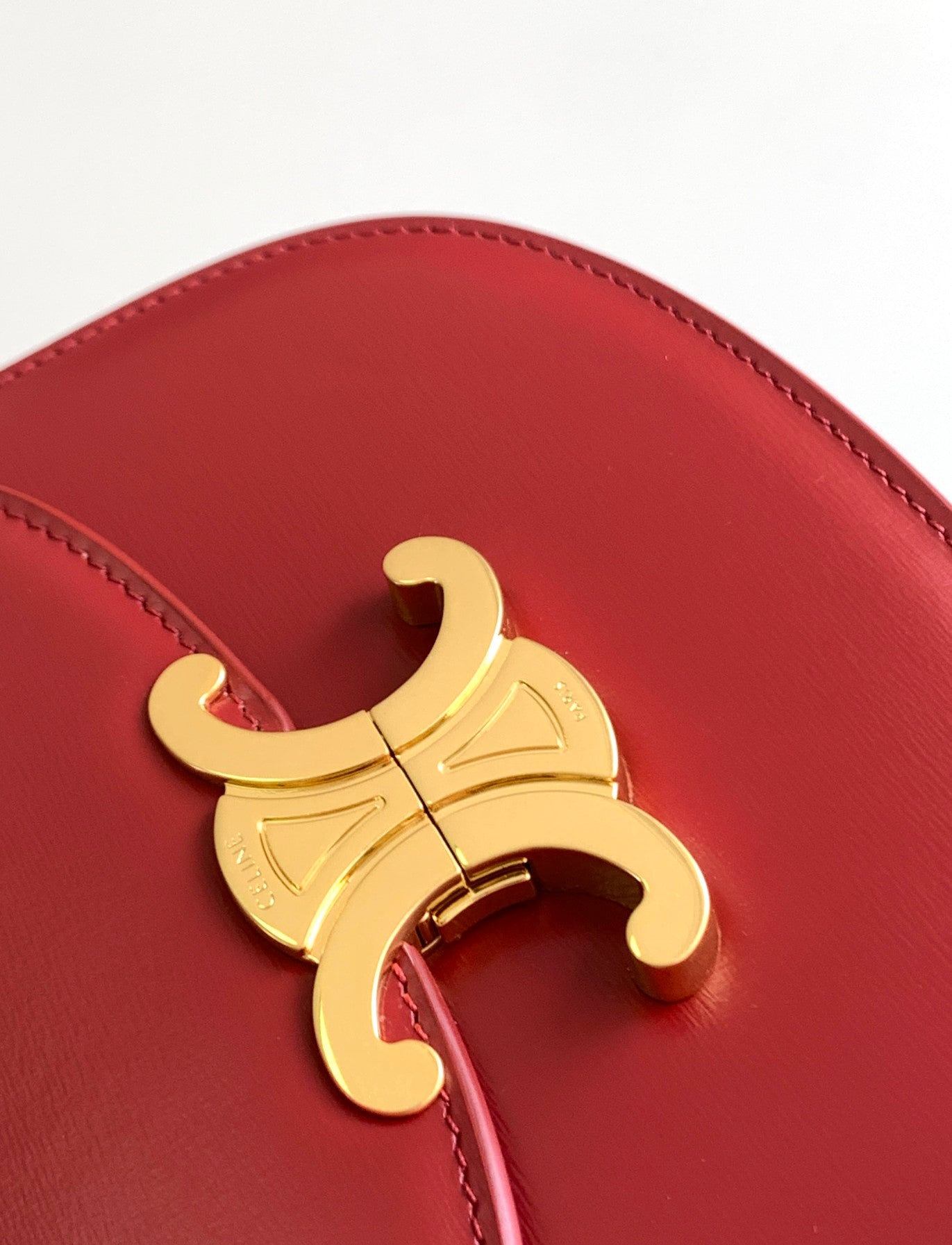 teen besace triomphe 18.5 dark red calfskin with chain