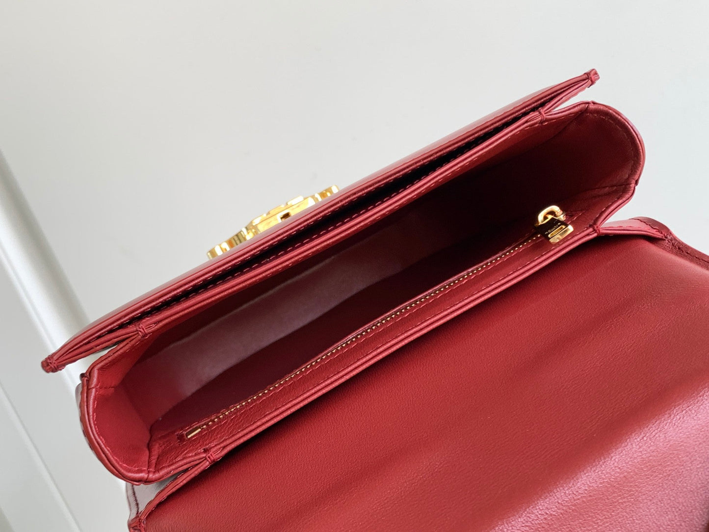 teen besace triomphe 18.5 dark red calfskin with chain