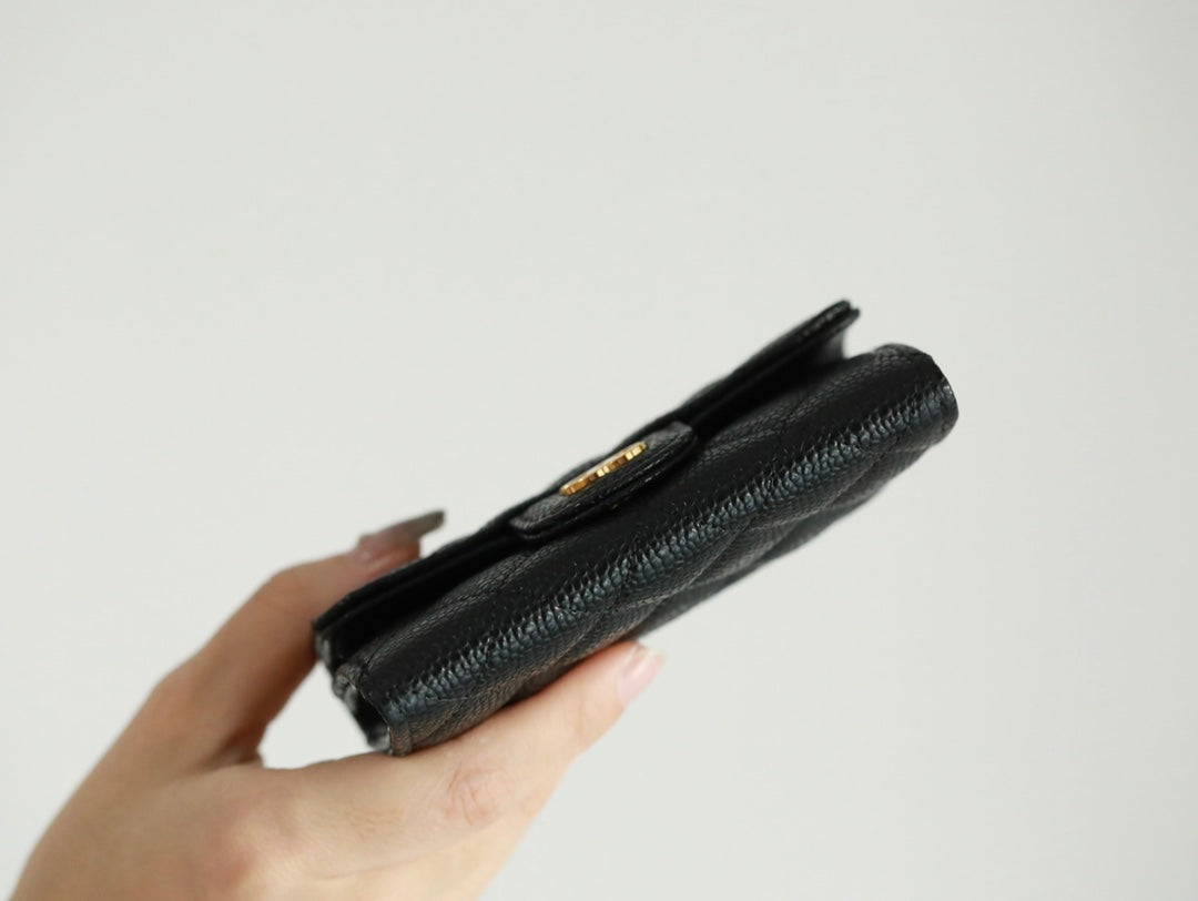 CC FLAP CARD HOLDER 11.3 BLACK GRAINED CALFSKIN GOLD ICON