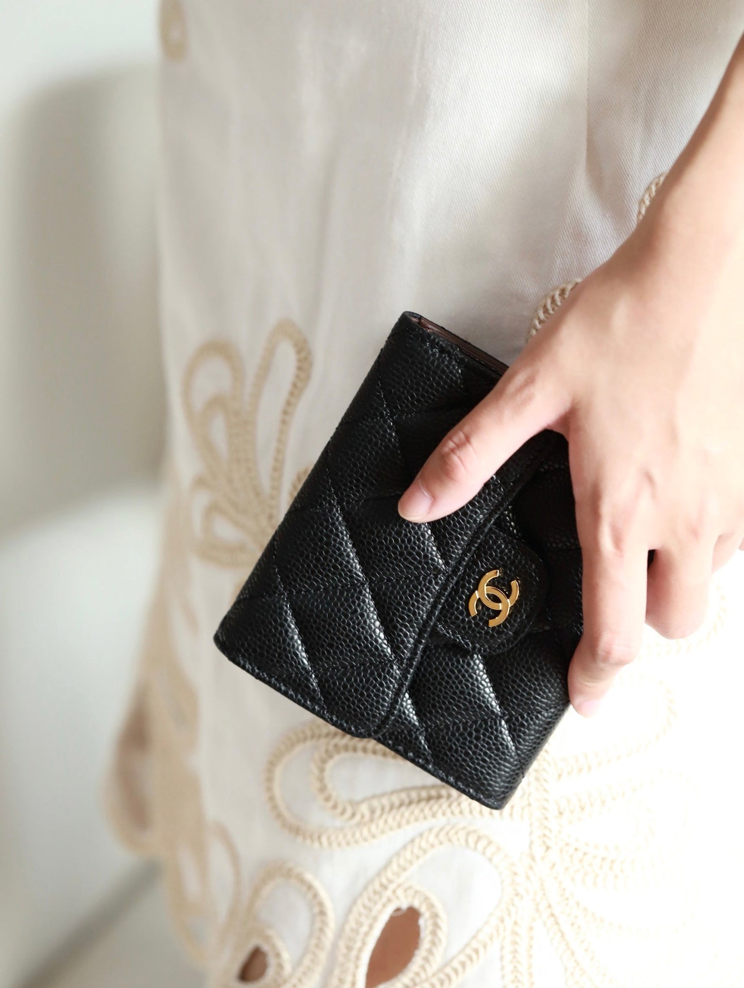 CC FLAP CARD HOLDER 11.5 BLACK GRAINED CALFSKIN GOLD ICON