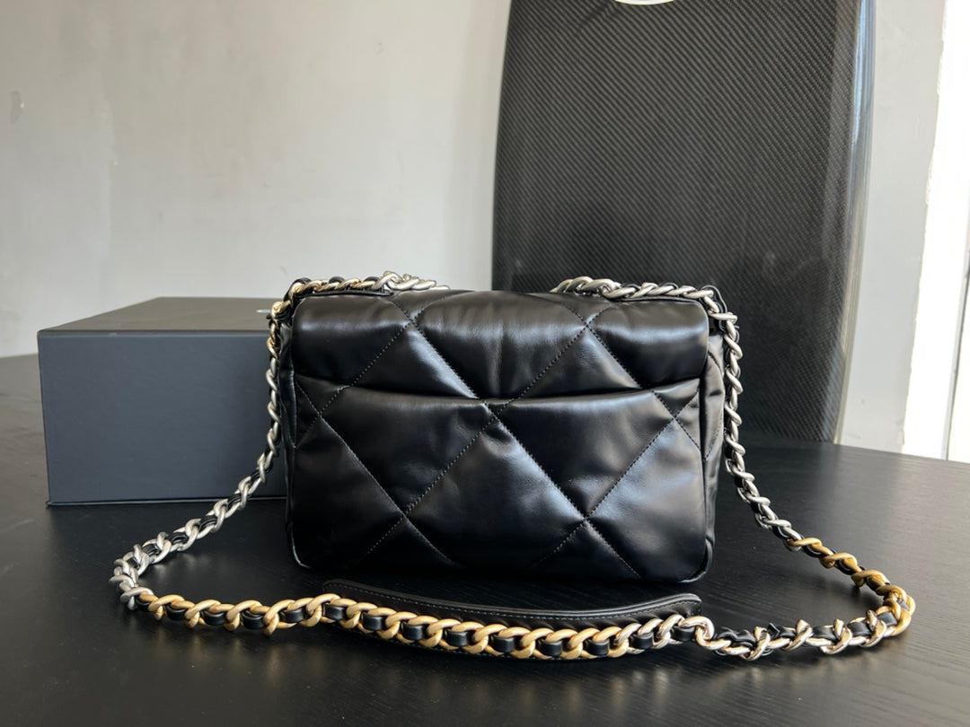 19 FLAP BAG 30 BLACK GOATSKIN RUTHENIUM HARDWARE