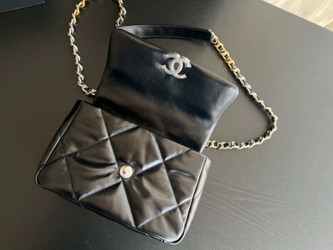 19 FLAP BAG 30 BLACK GOATSKIN RUTHENIUM HARDWARE