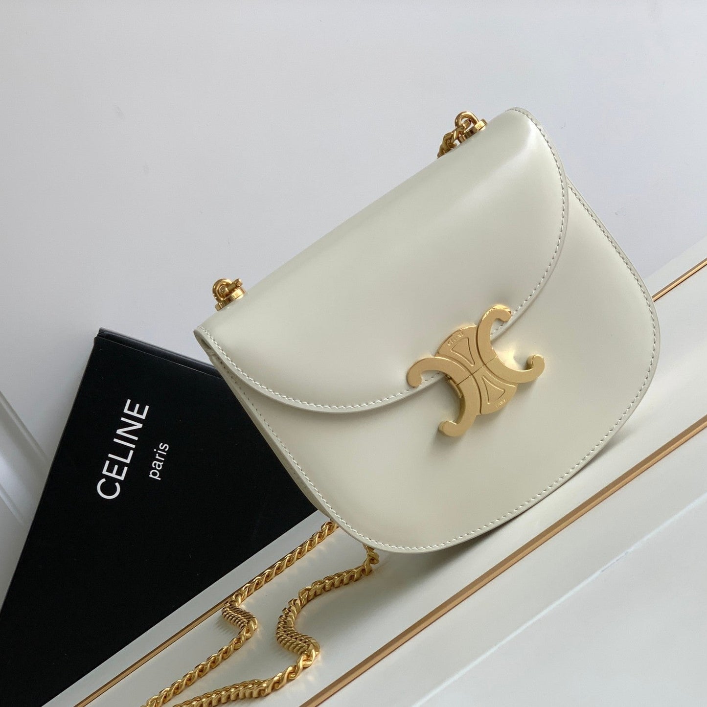 teen besace triomphe 18.5 white calfskin with chain