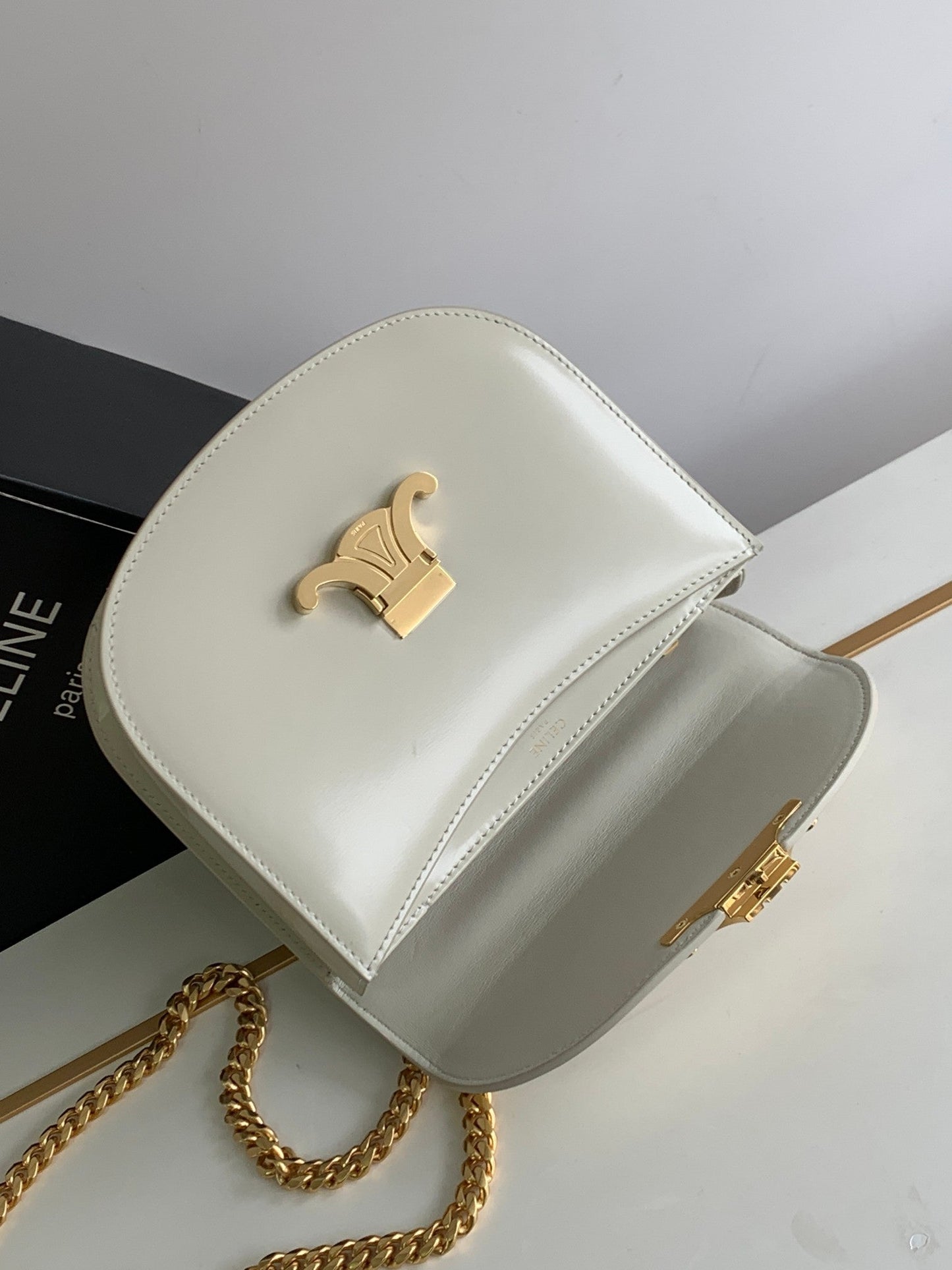 teen besace triomphe 18.5 white calfskin with chain