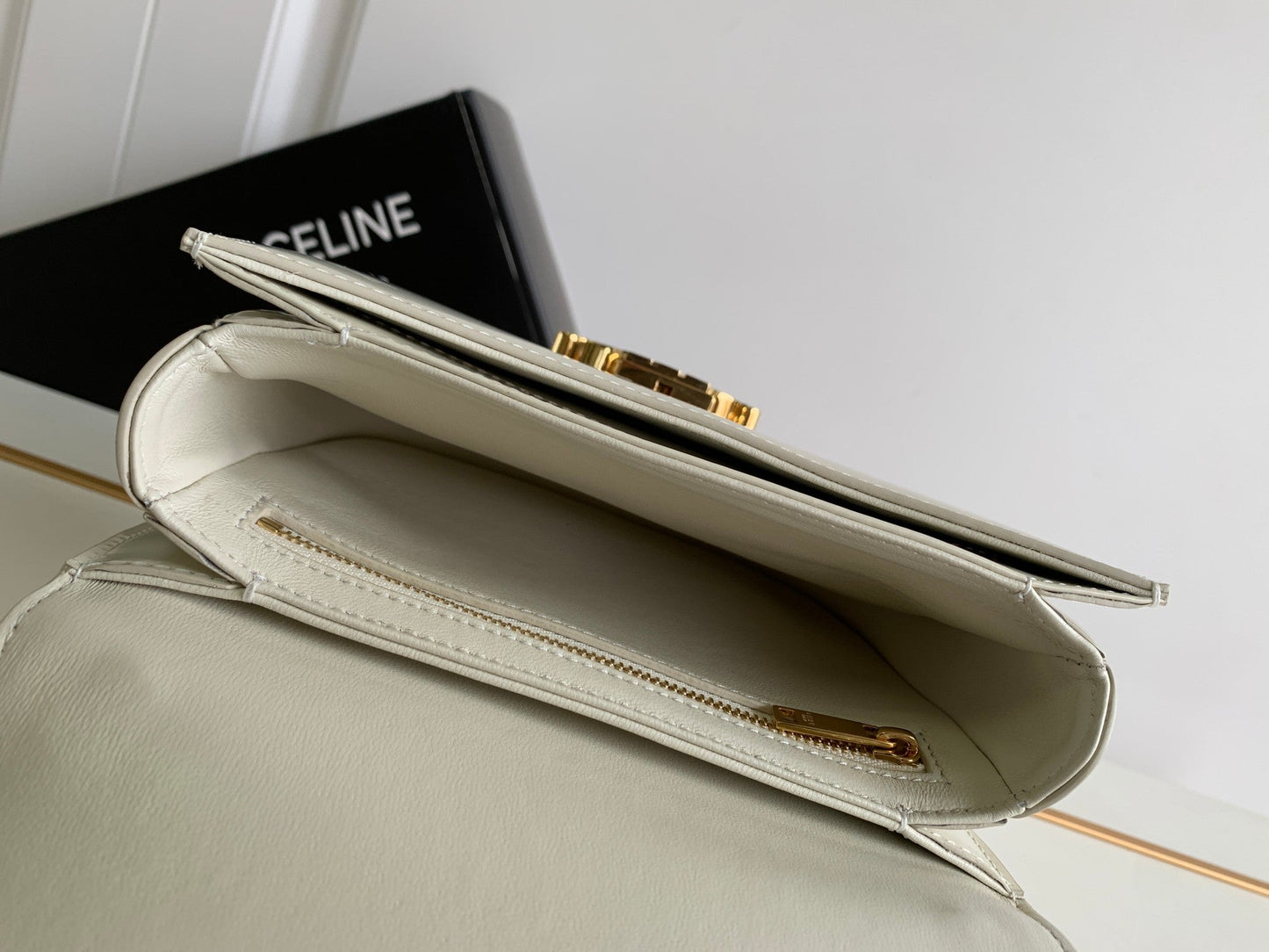 teen besace triomphe 18.5 white calfskin with chain