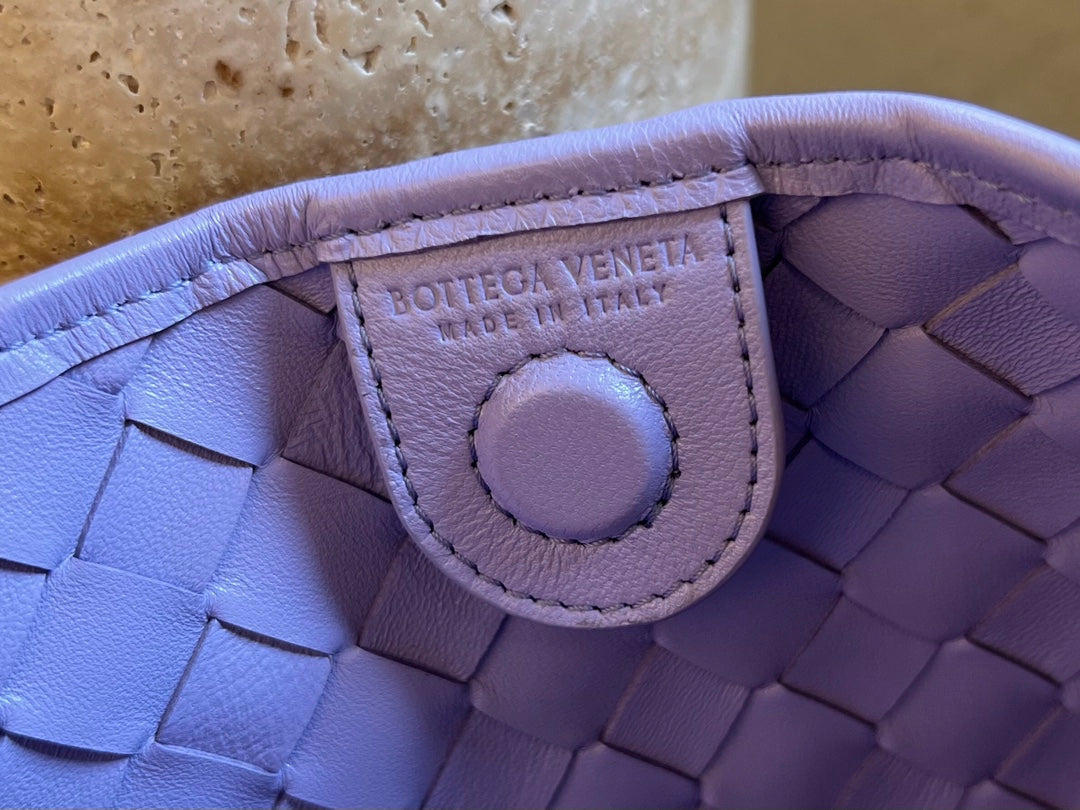 SARDINE 33 WITH CHAIN IN LIGHT PURPLE LAMBSKIN