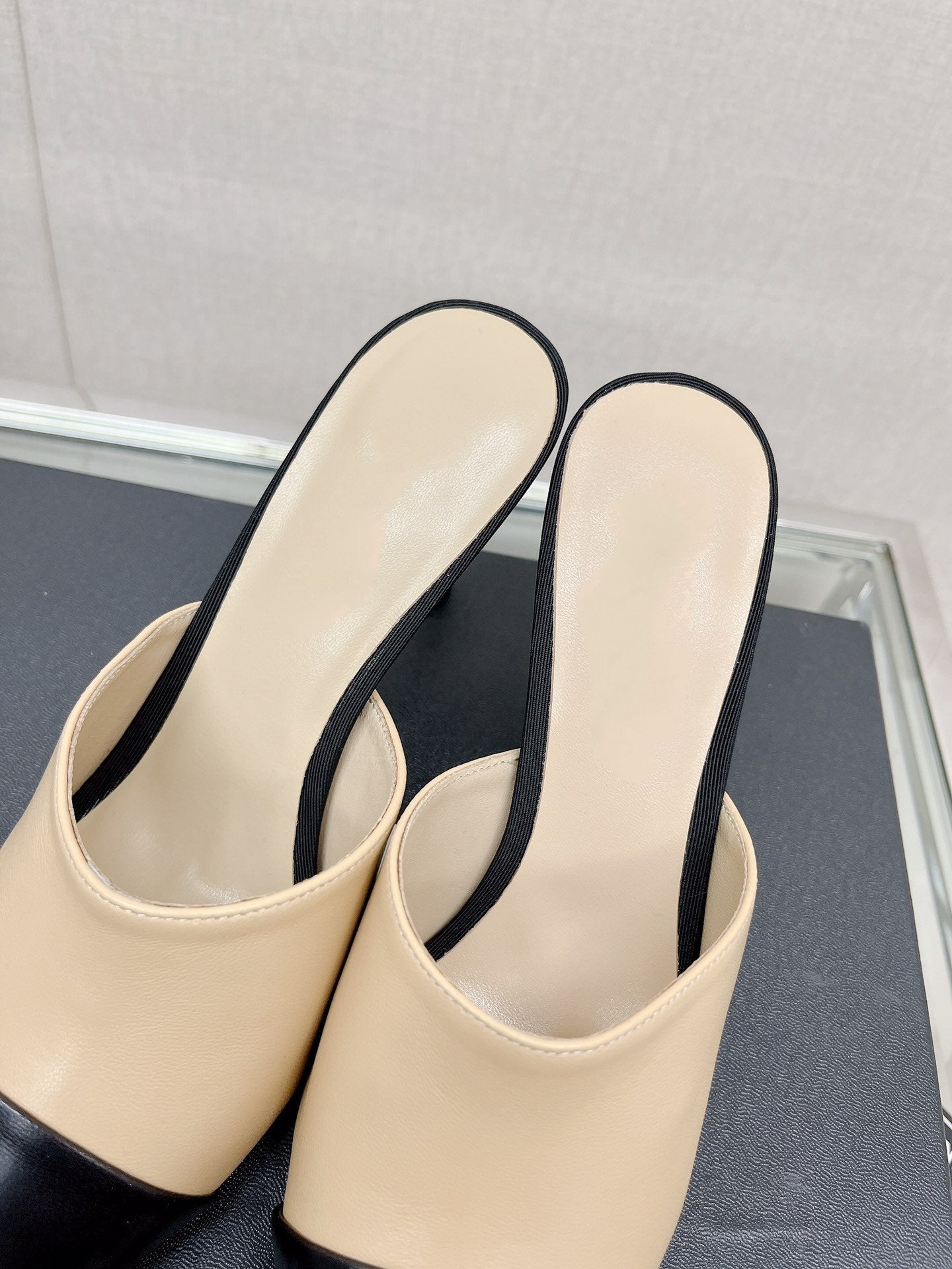 cc high heel 85 mule beige black lambskin