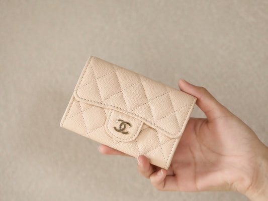 CC FLAP CARD HOLDER 11.3 BEIGE GRAINED CALFSKIN GOLD ICON