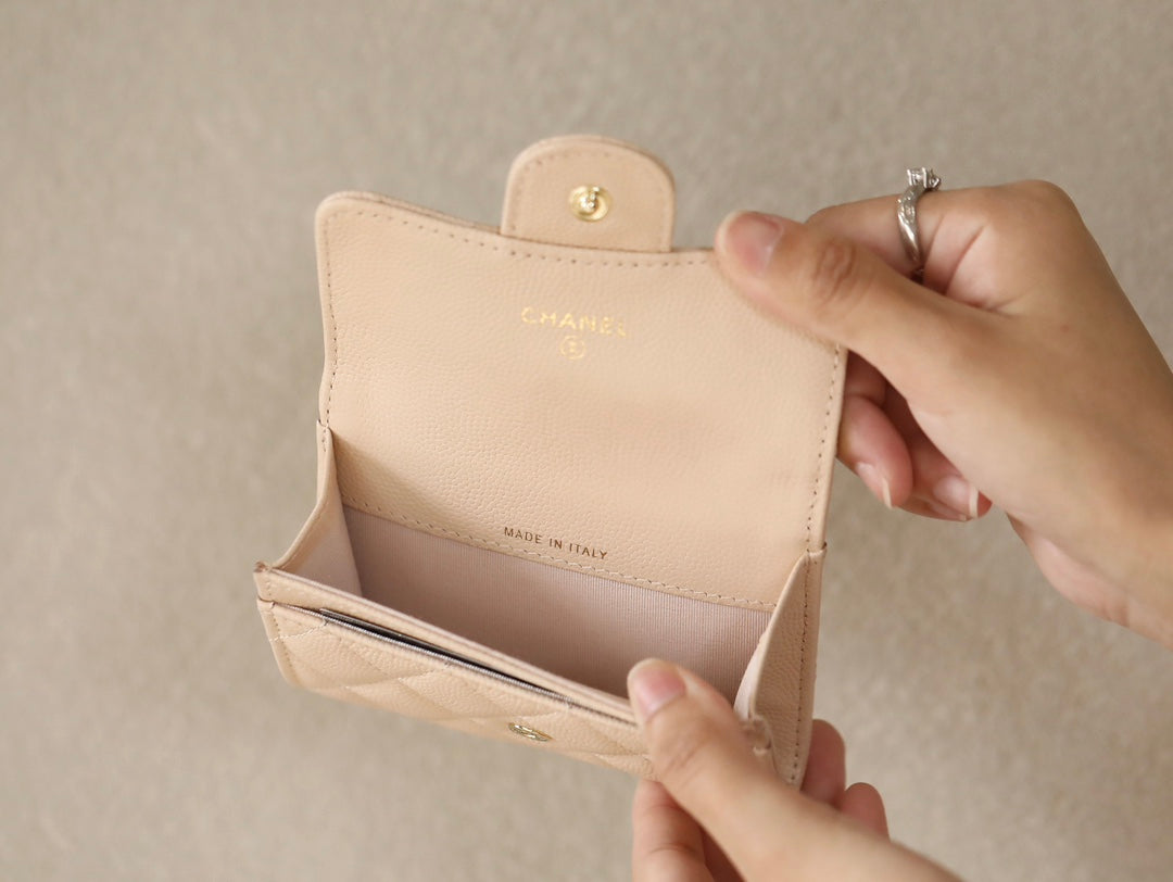 CC FLAP CARD HOLDER 11.3 BEIGE GRAINED CALFSKIN GOLD ICON