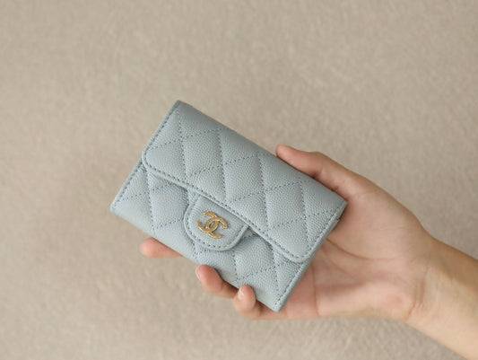 CC FLAP CARD HOLDER 11.3 LIGHT BLUE GRAINED CALFSKIN GOLD ICON