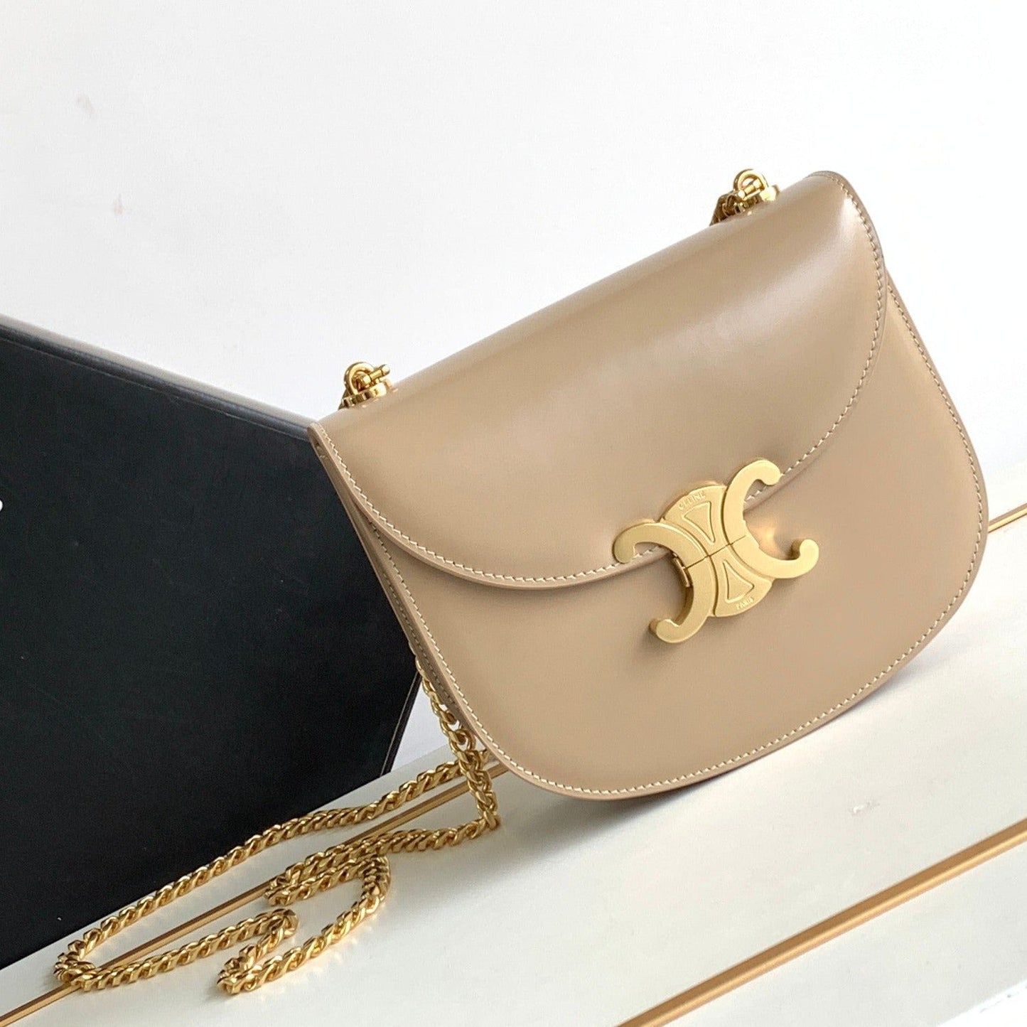 teen besace triomphe 18.5 beige calfskin with chain