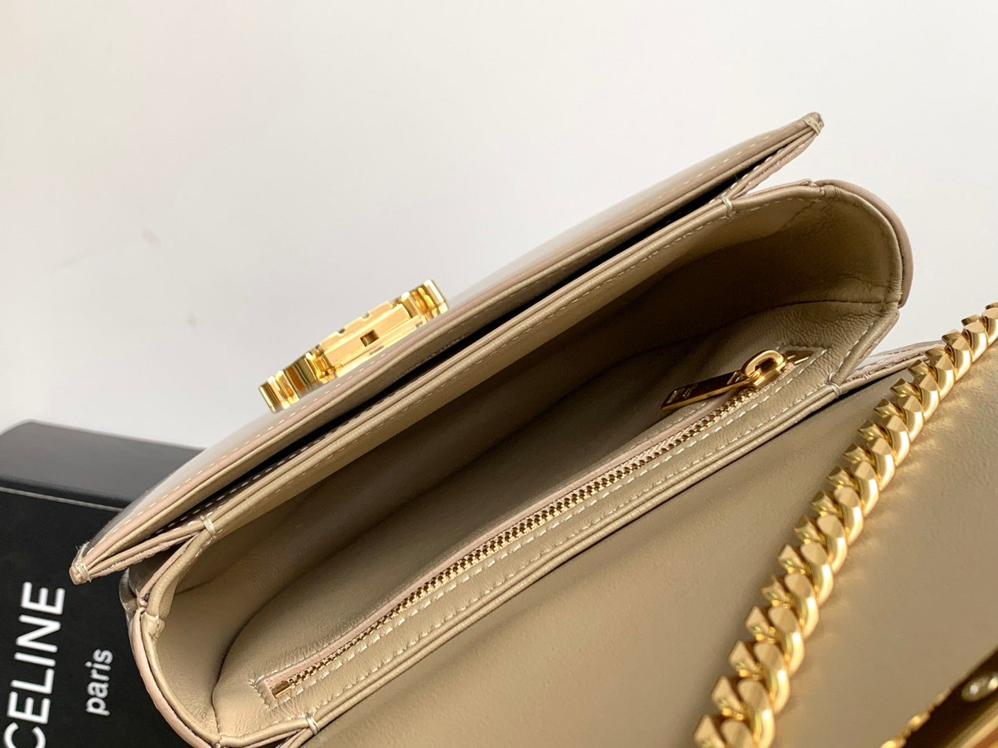 teen besace triomphe 18.5 beige calfskin with chain