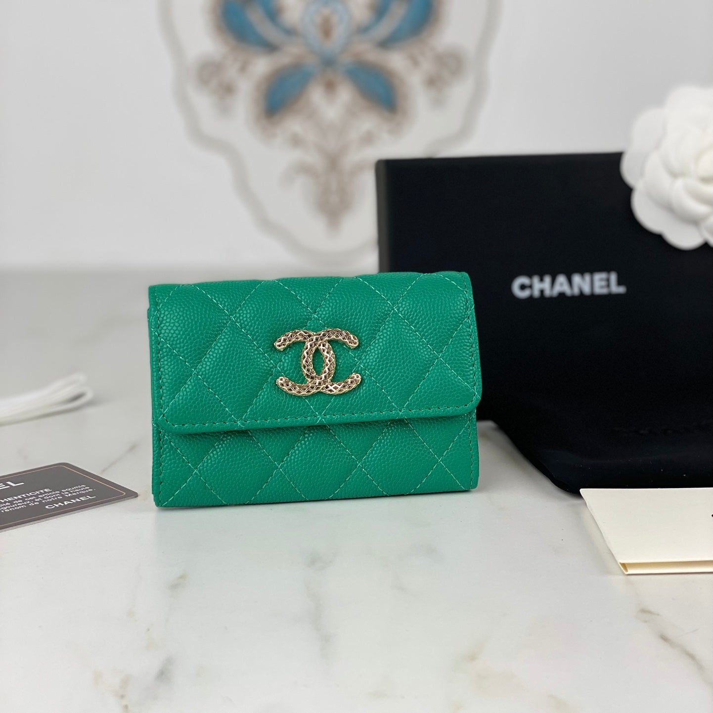 CC FLAP CARD HOLDER 11 EMERALD GRAINED CALFSKIN GOLD ICON