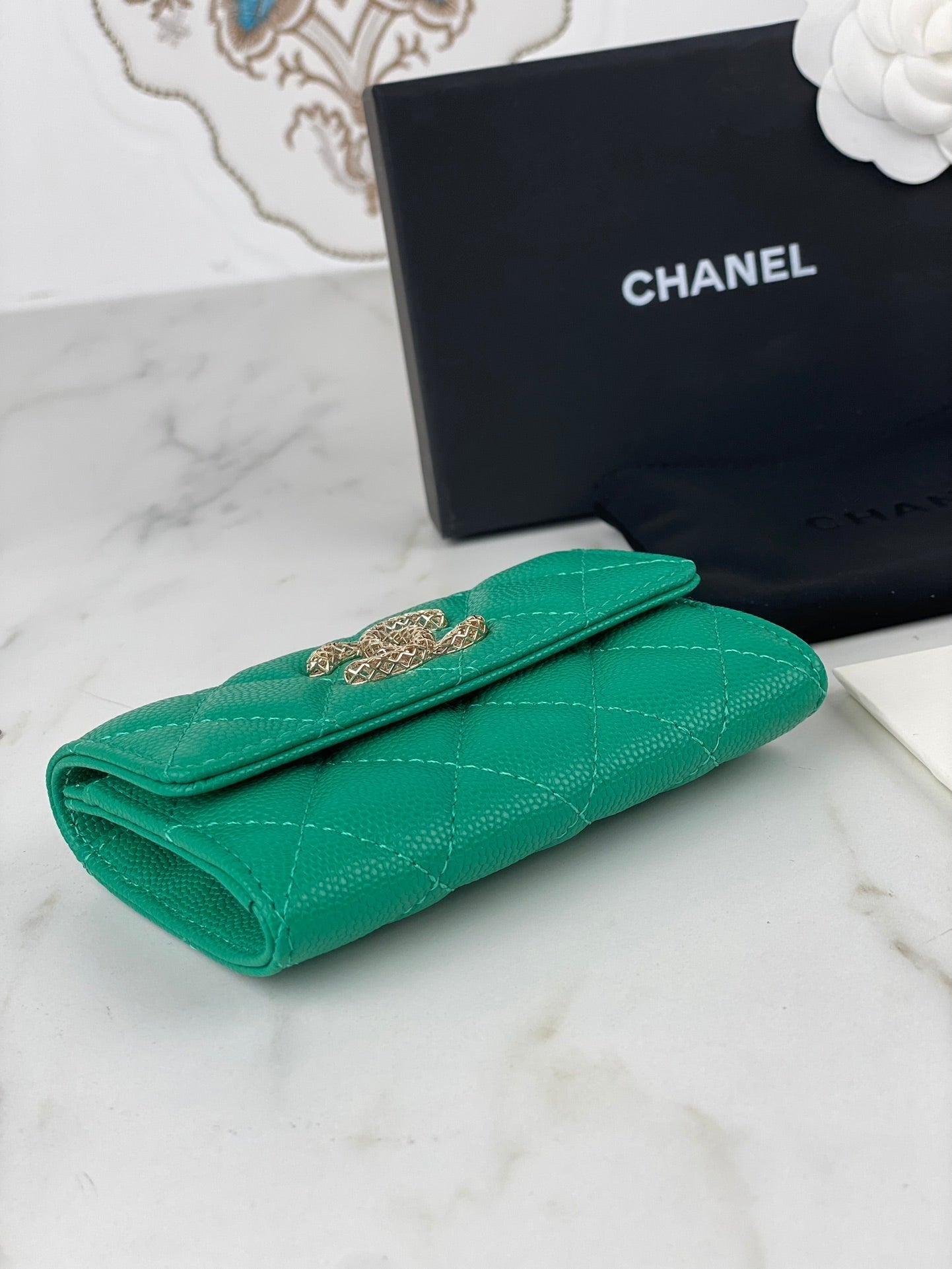 CC FLAP CARD HOLDER 11 EMERALD GRAINED CALFSKIN GOLD ICON