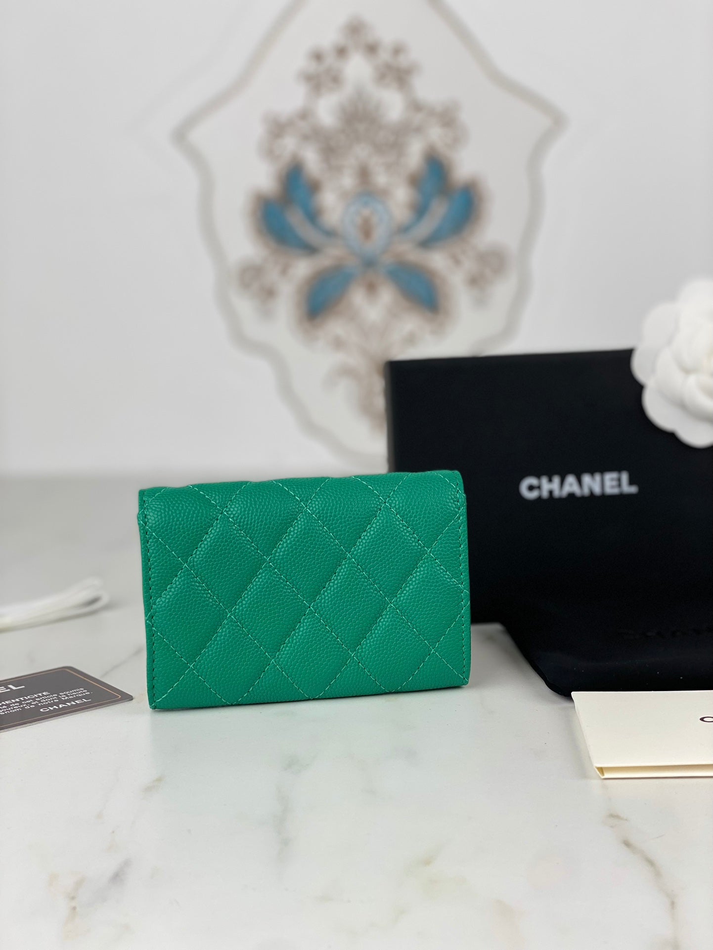 CC FLAP CARD HOLDER 11 EMERALD GRAINED CALFSKIN GOLD ICON