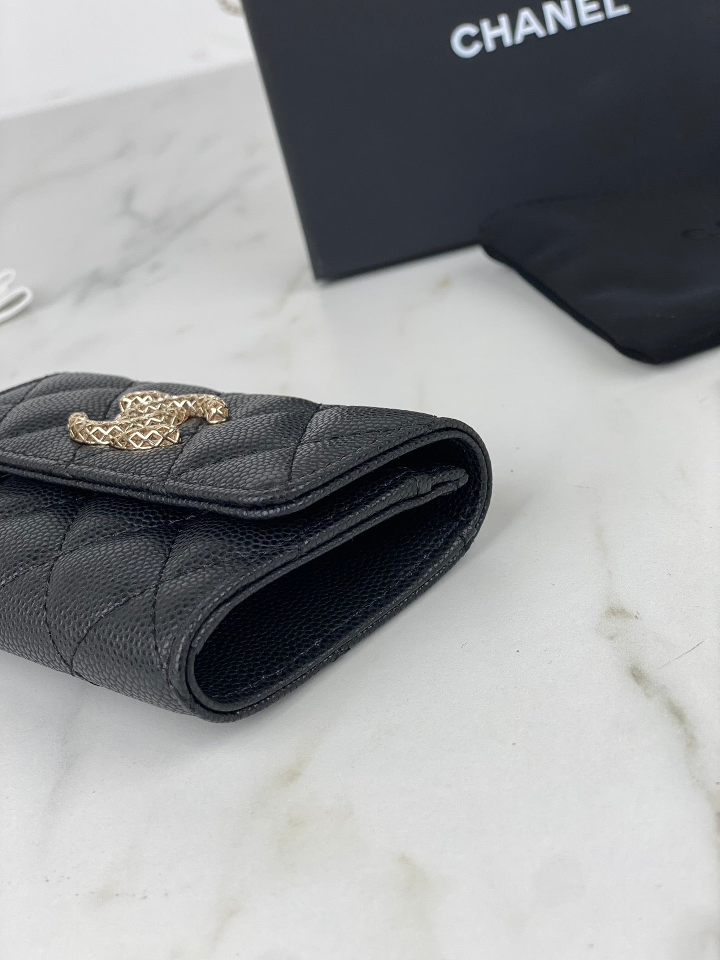 CC FLAP CARD HOLDER 11 BLACK GRAINED CALFSKIN GOLD ICON