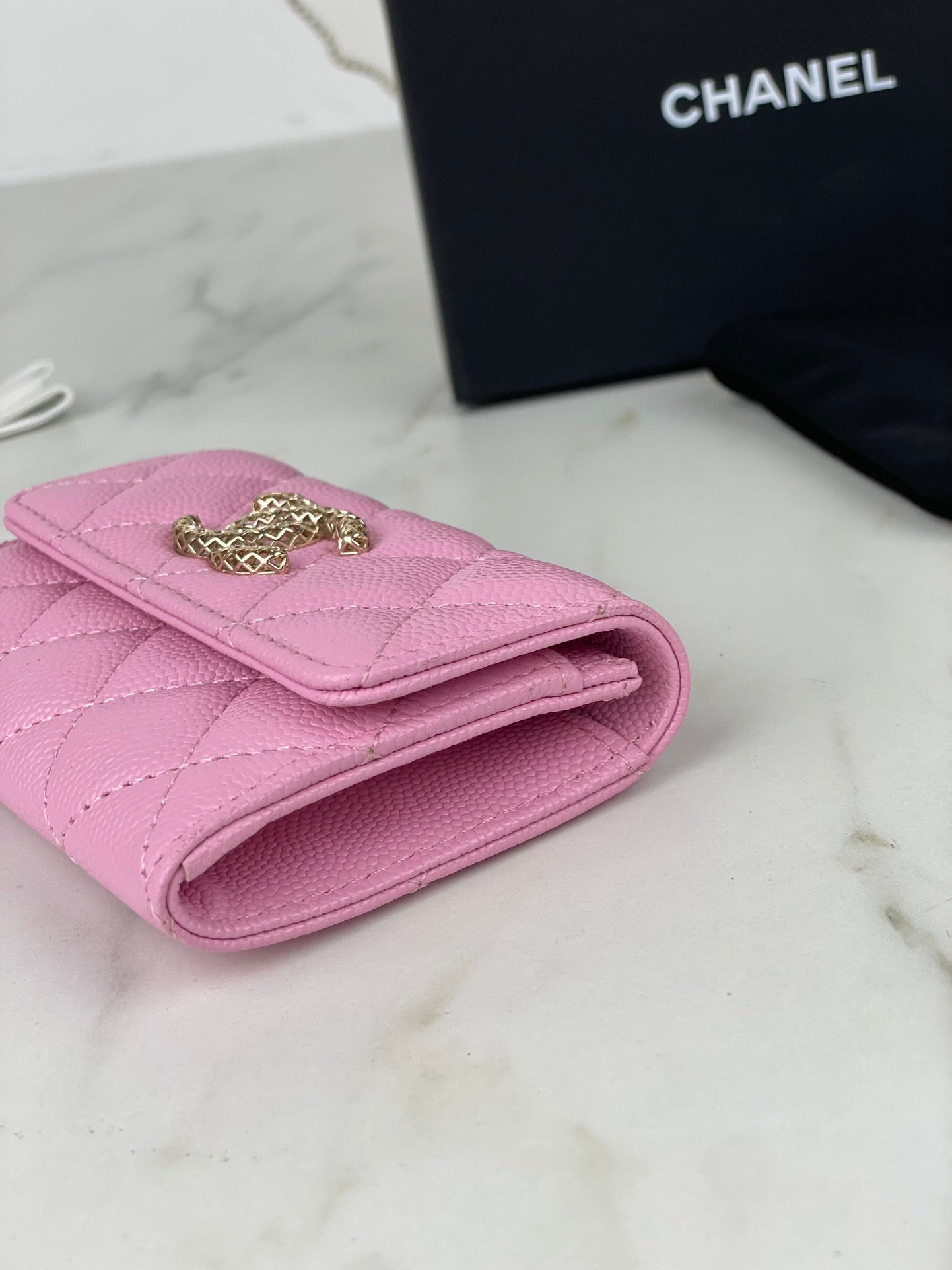 CC FLAP CARD HOLDER 11 PINK GRAINED CALFSKIN GOLD ICON