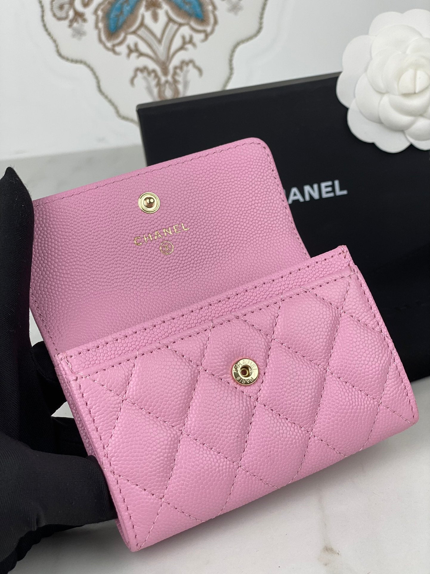 CC FLAP CARD HOLDER 11 PINK GRAINED CALFSKIN GOLD ICON