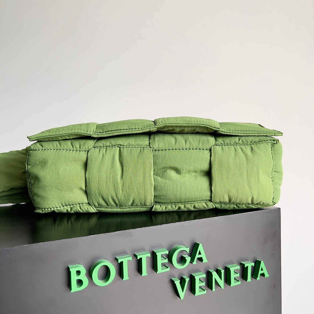 BV CASSETTE 32 BAG IN GREEN FERN POLYAMIDE