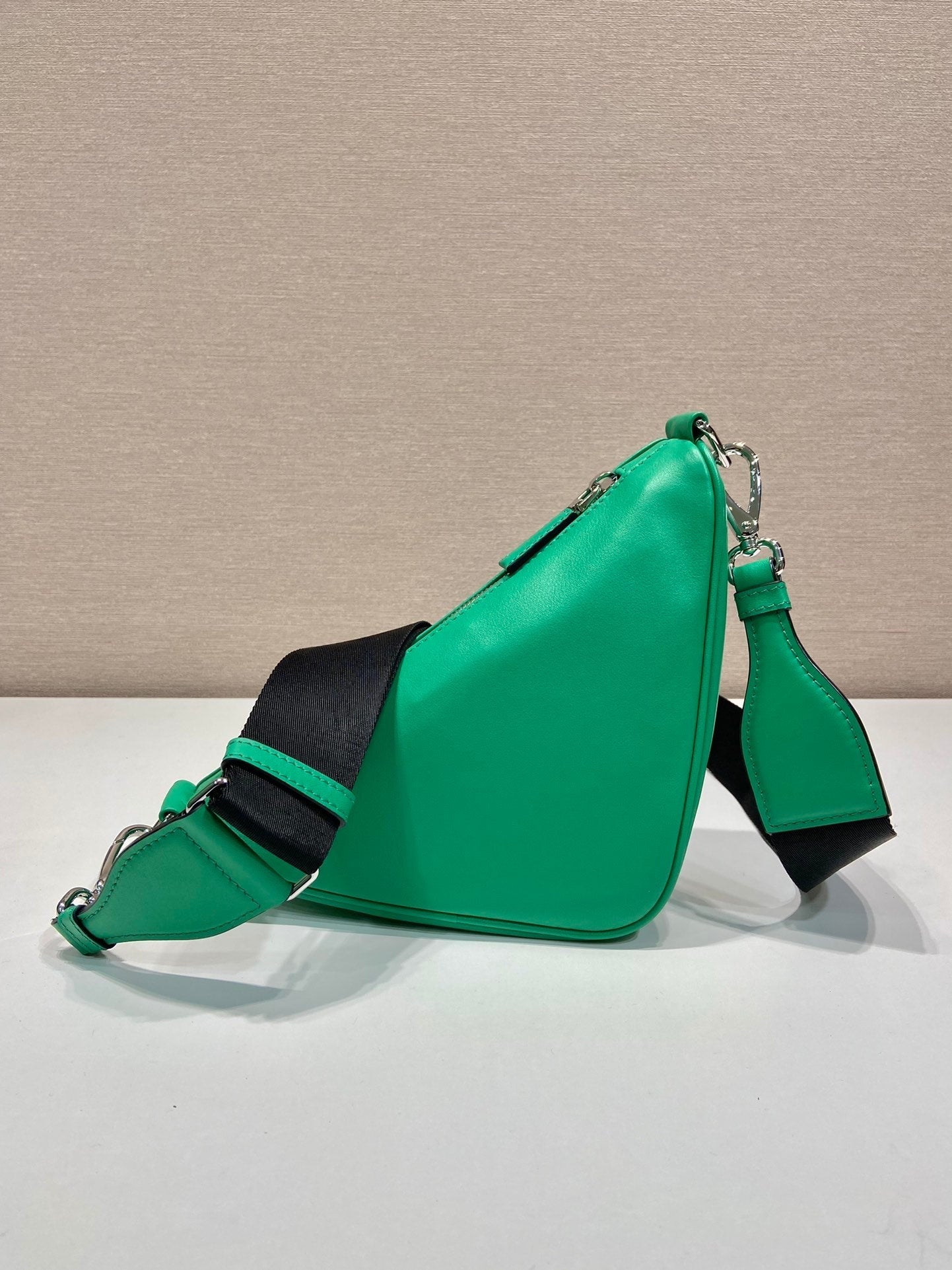 TRIANGULAR BAG 27 IN GO GREEN SMOOTH LAMBSKIN