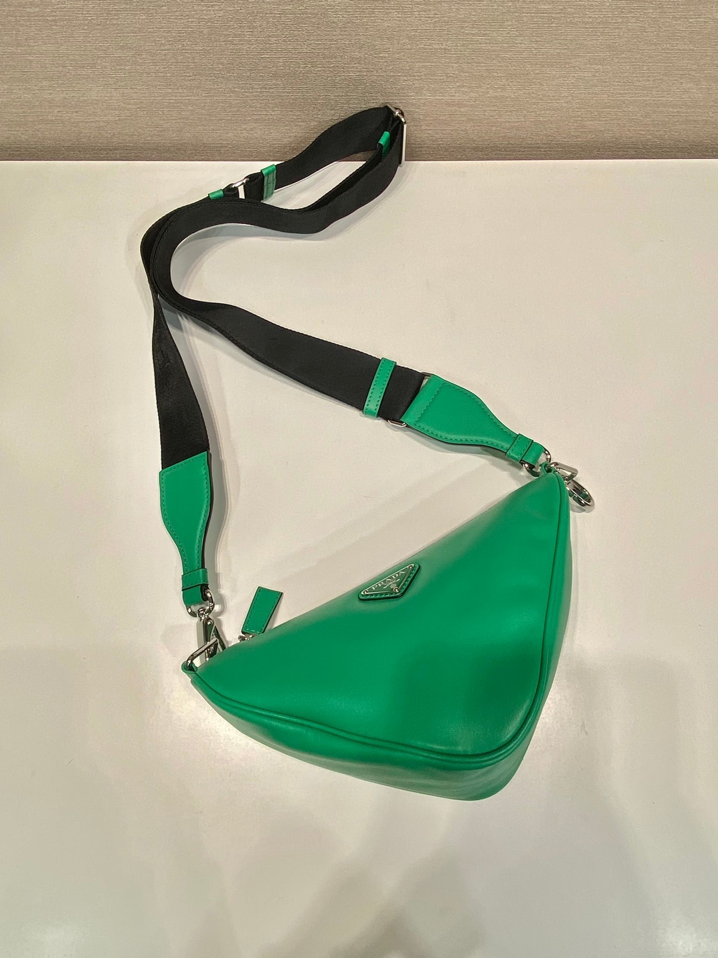 TRIANGULAR BAG 27 IN GO GREEN SMOOTH LAMBSKIN