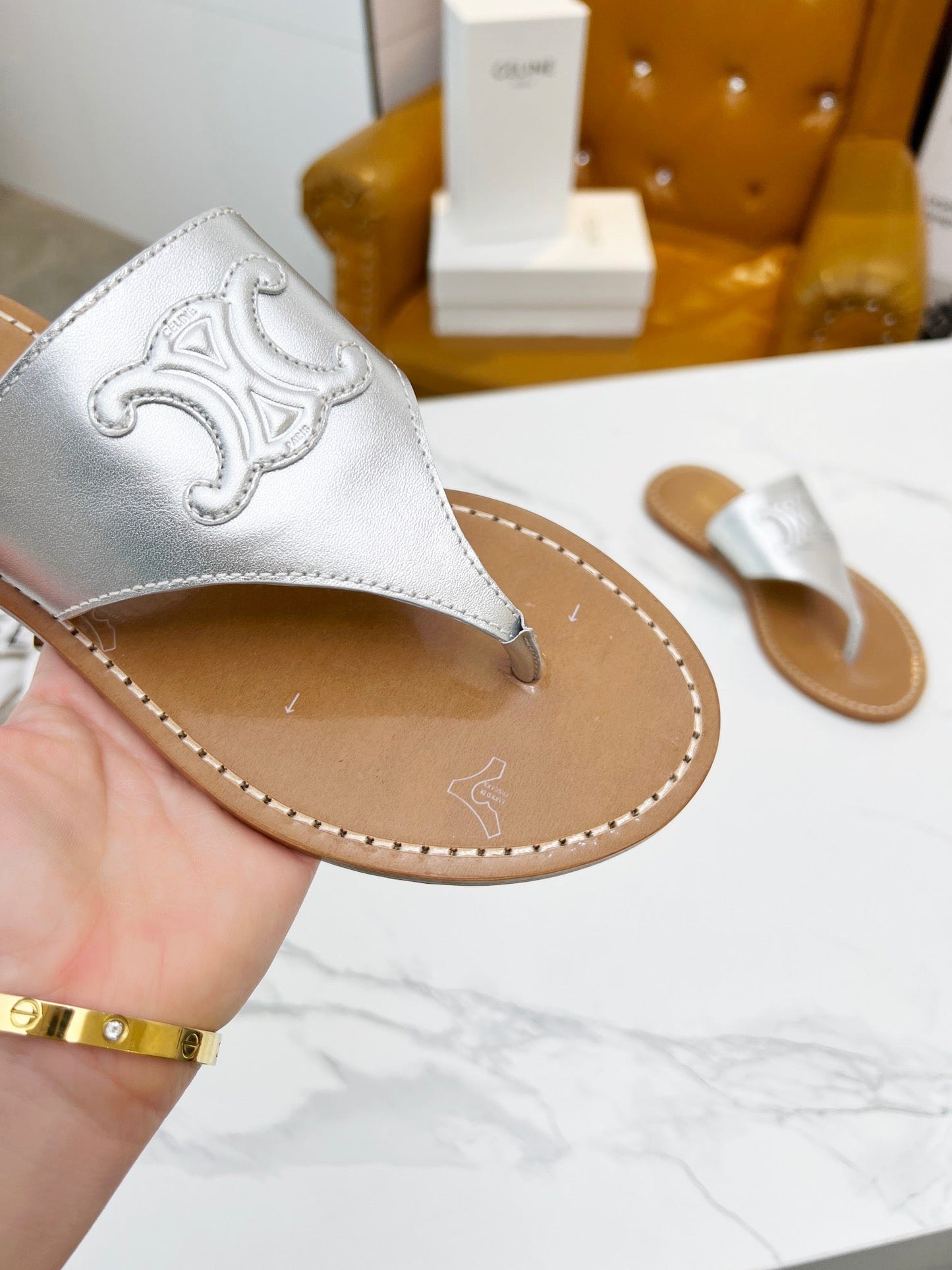 THONG MULE IN SILVER CALFSKIN