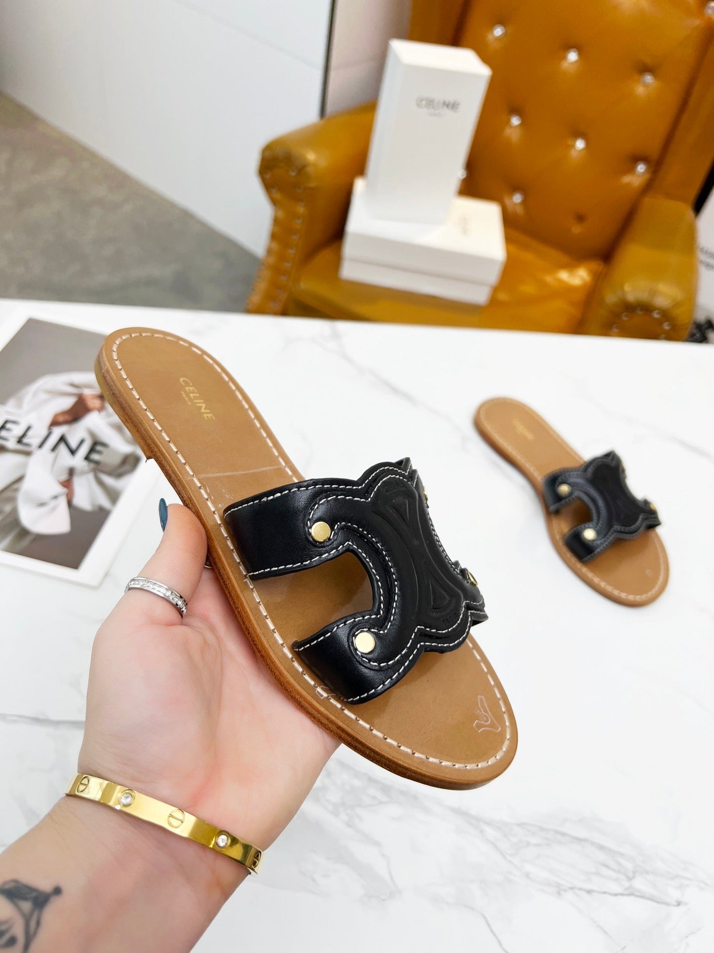 TRIOMPHE SLIDE IN BLACK CALFSKIN