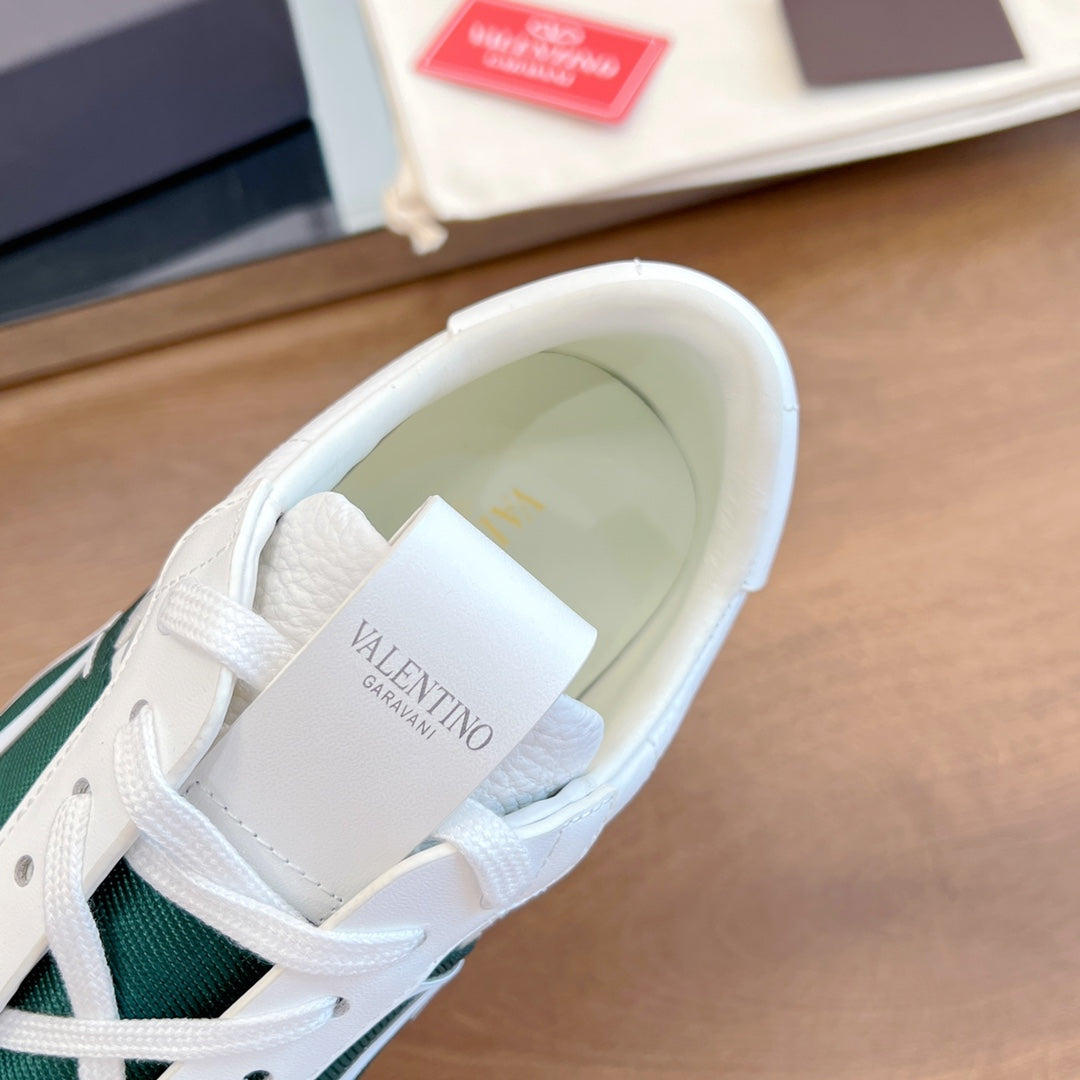 VL7N LOW-TOP WHITE CALFSKIN AND PINE GREEN FABRIC SNEAKER WITH BANDS