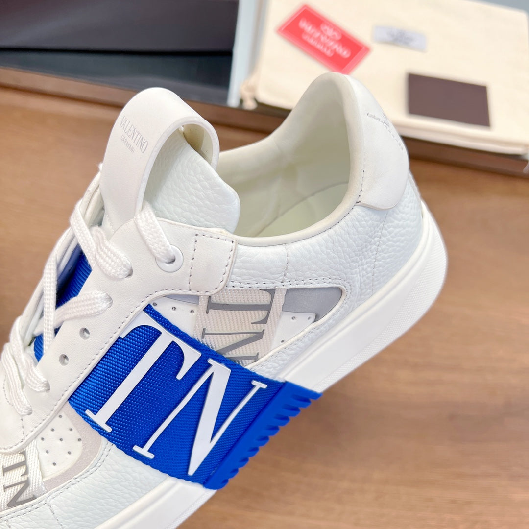 VL7N LOW-TOP WHITE CALFSKIN AND COBALT BLUE FABRIC SNEAKER WITH BANDS