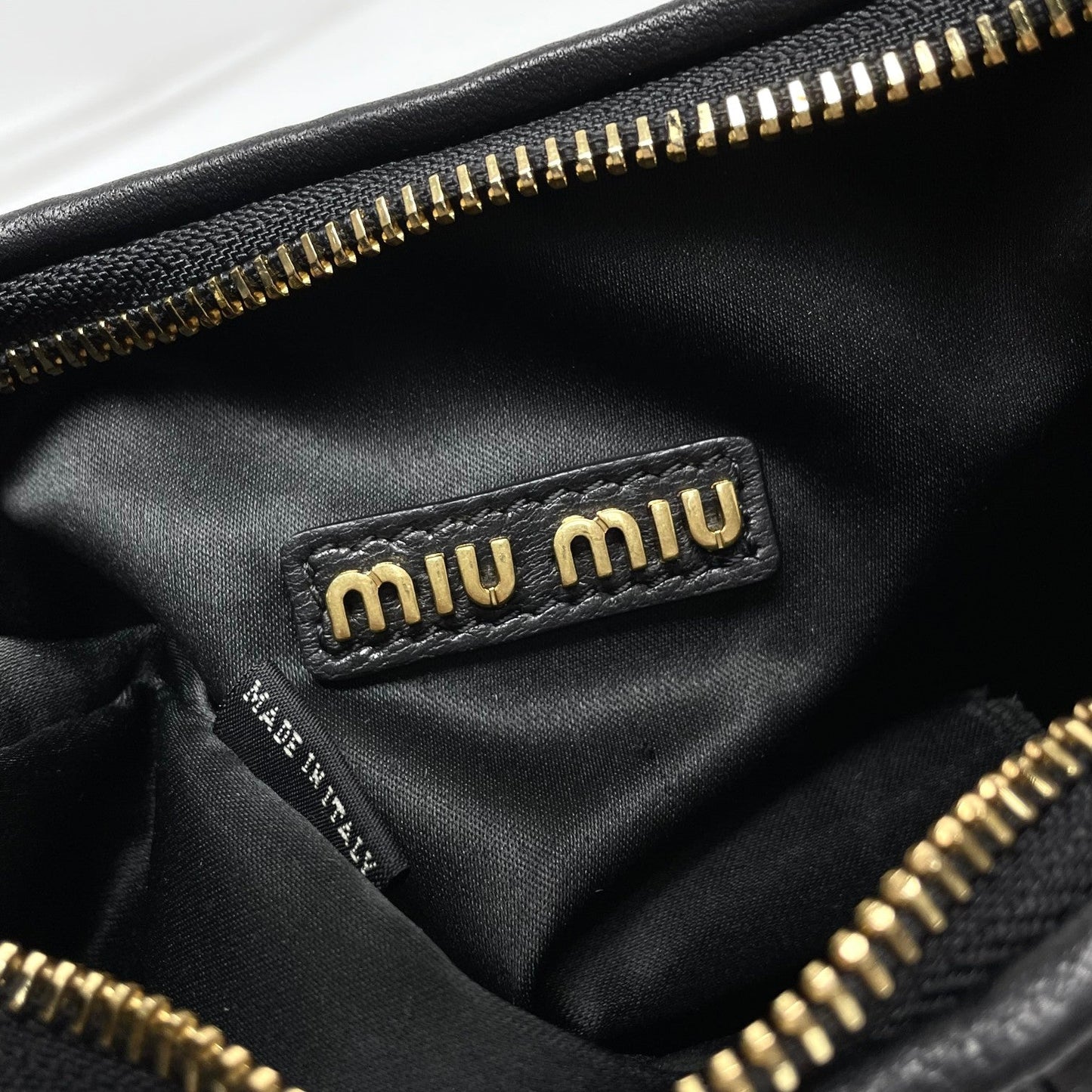 miuwander hobo 23 black matelasse leather