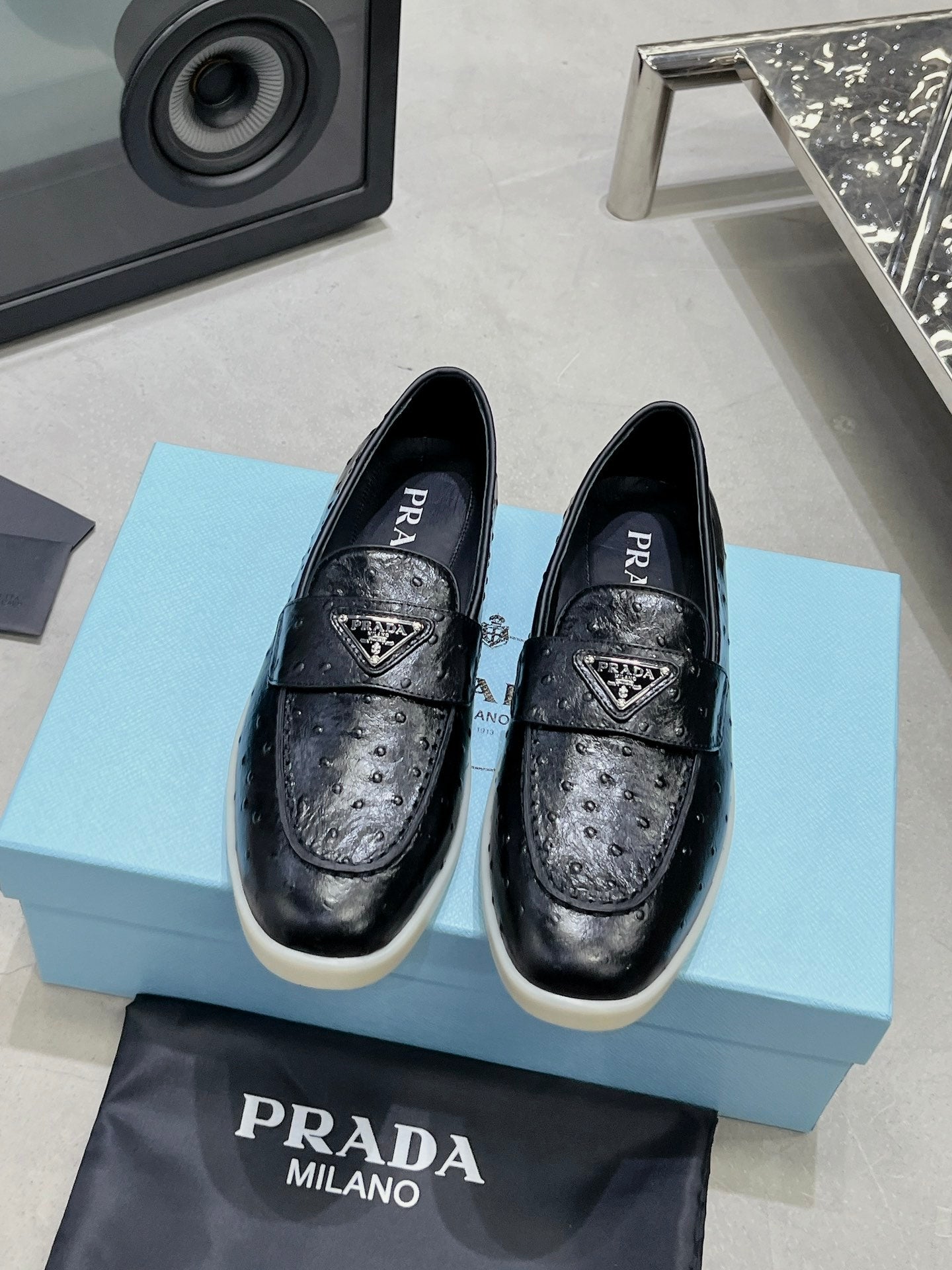 PRA OSTRICH PATTERN LOAFERS BLACK CALFSKIN