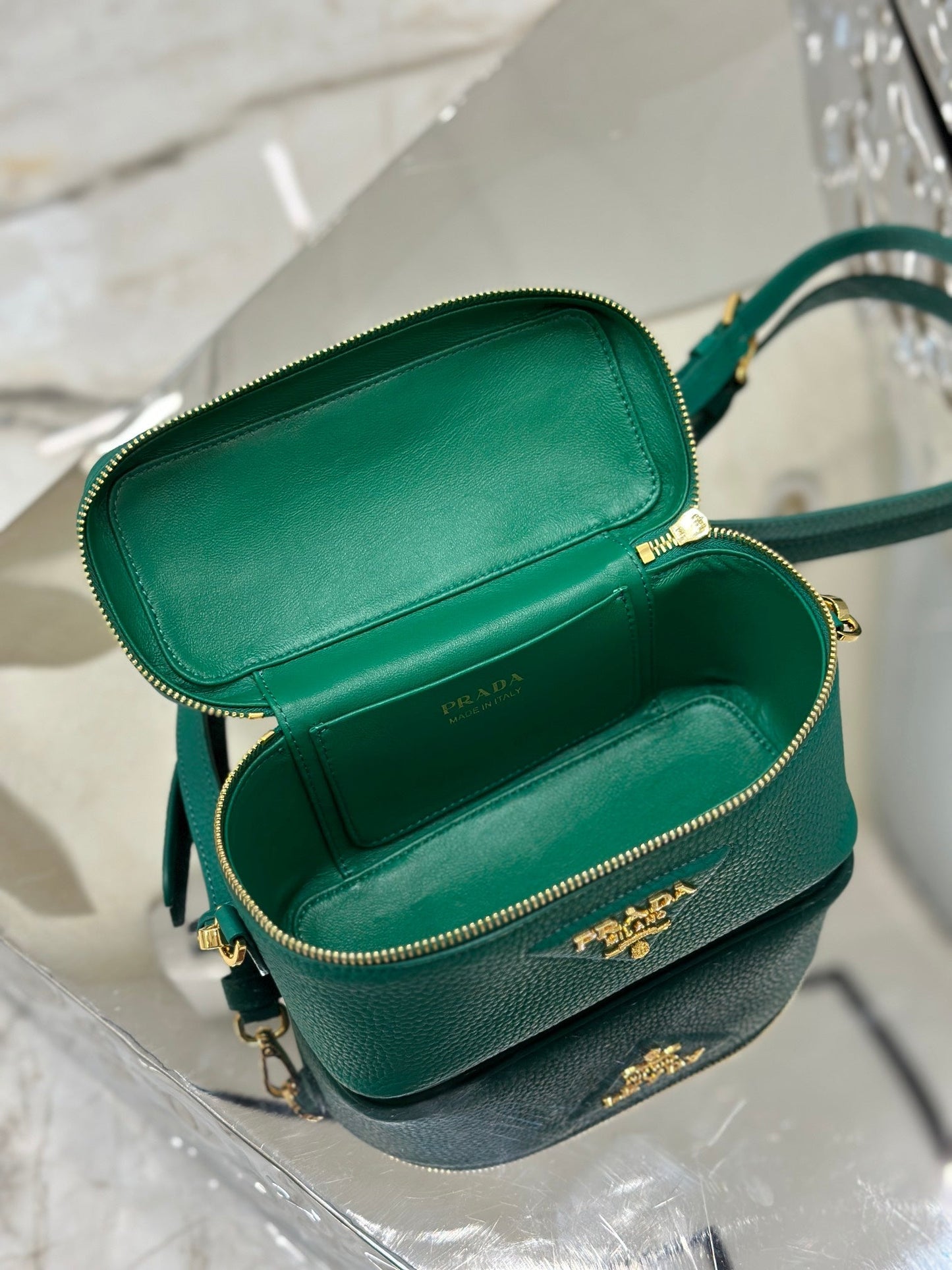 VANITY CASE 18 IN EMERALD GREEN GRAINED CALFSKIN GOLD HARDWARE