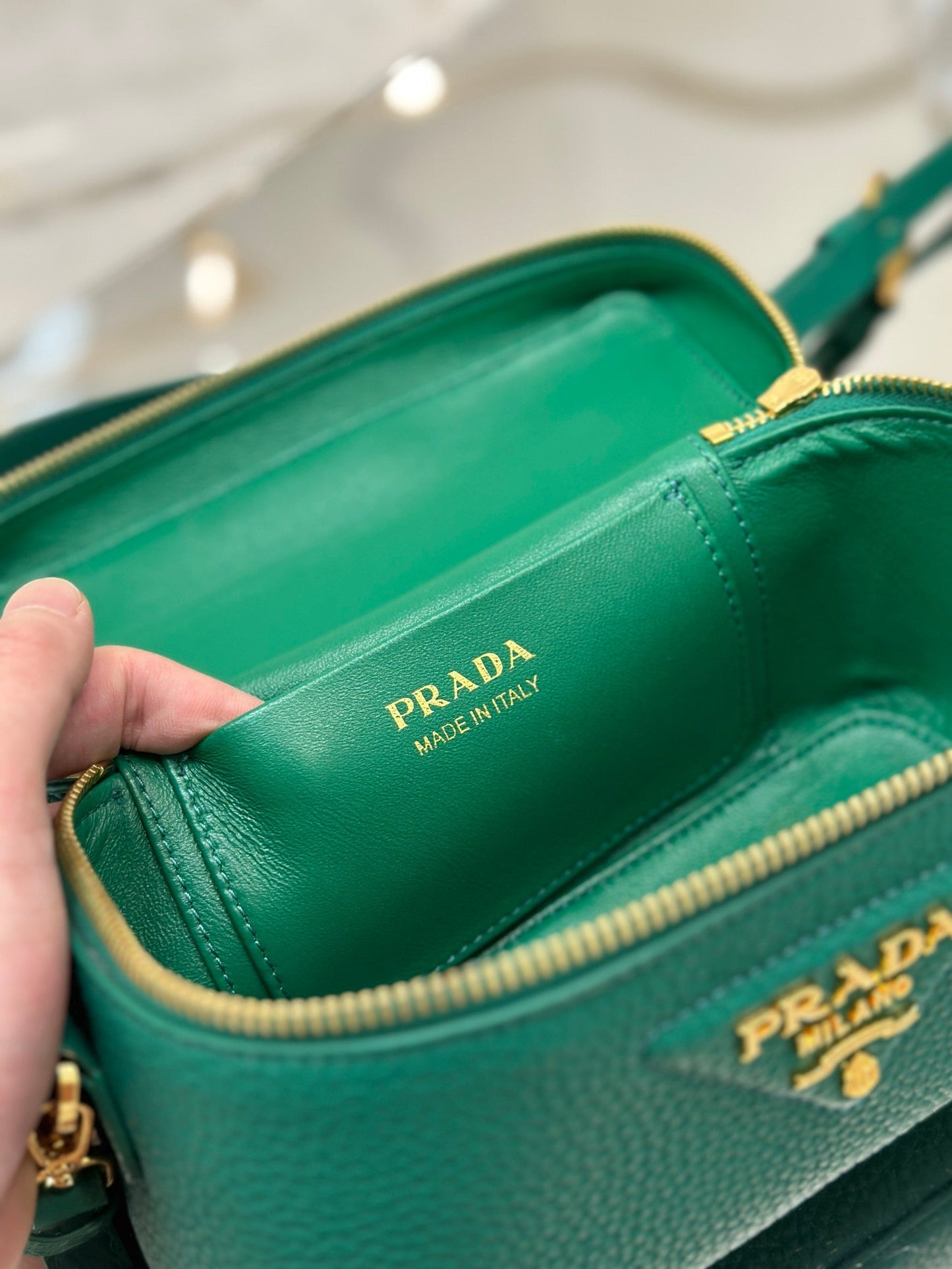 VANITY CASE 18 IN EMERALD GREEN GRAINED CALFSKIN GOLD HARDWARE