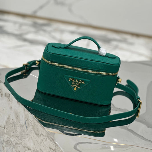 VANITY CASE 18 IN EMERALD GREEN GRAINED CALFSKIN GOLD HARDWARE