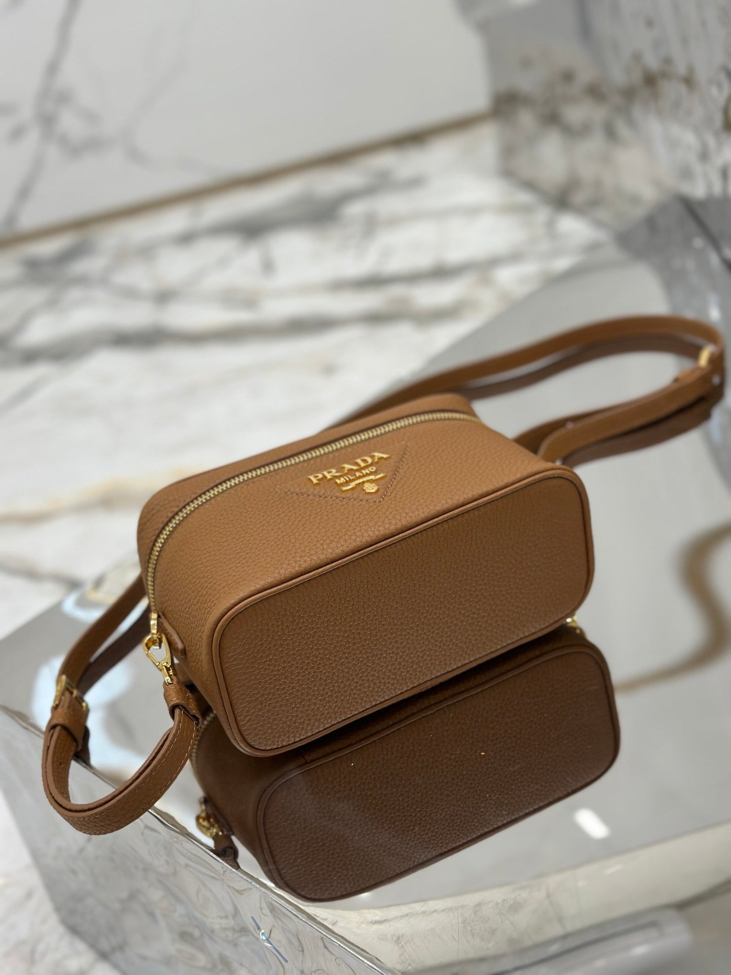 VANITY CASE 18 IN RUSSET BROWN GRAINED CALFSKIN GOLD HARDWARE