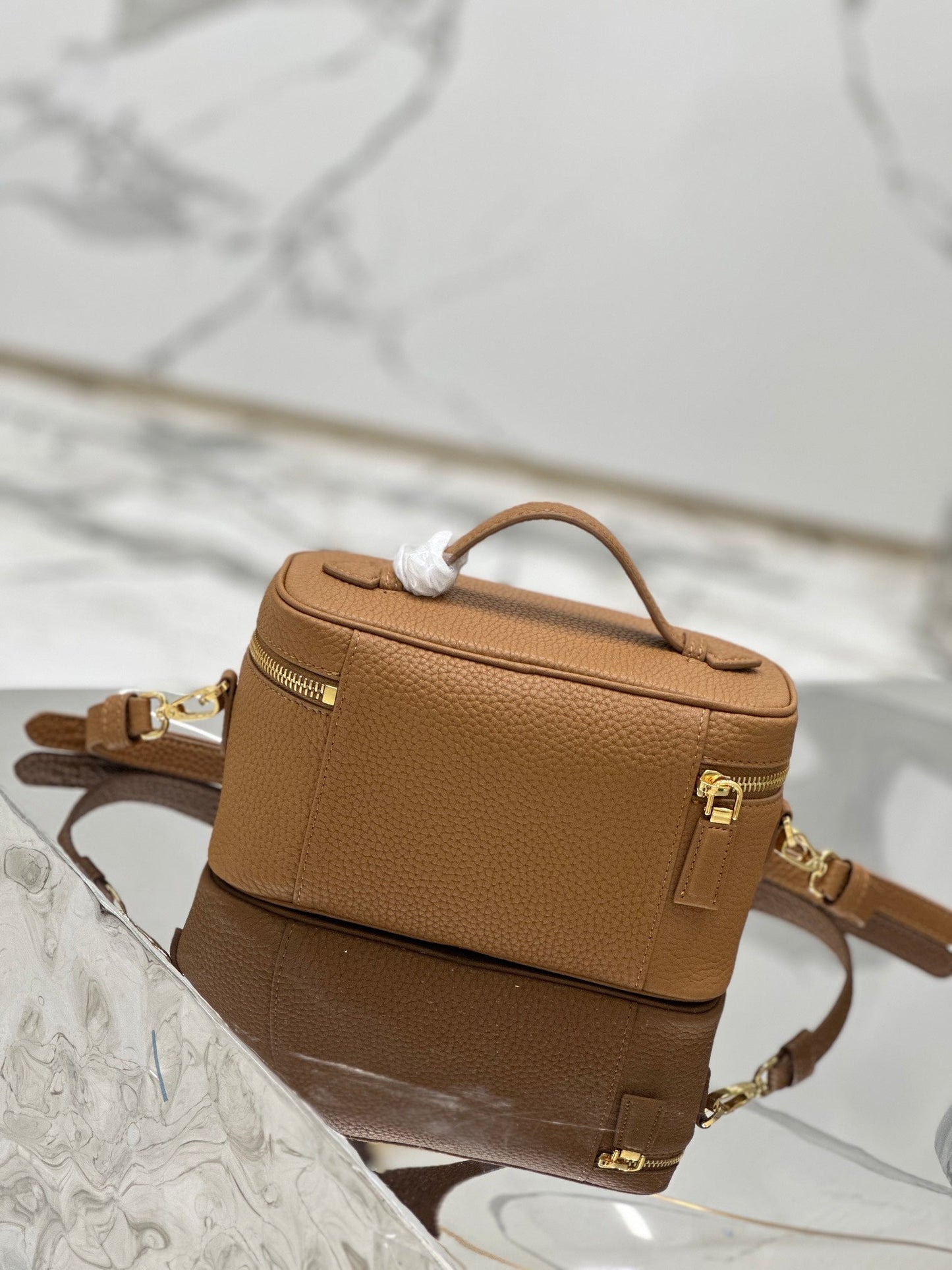 VANITY CASE 18 IN RUSSET BROWN GRAINED CALFSKIN GOLD HARDWARE