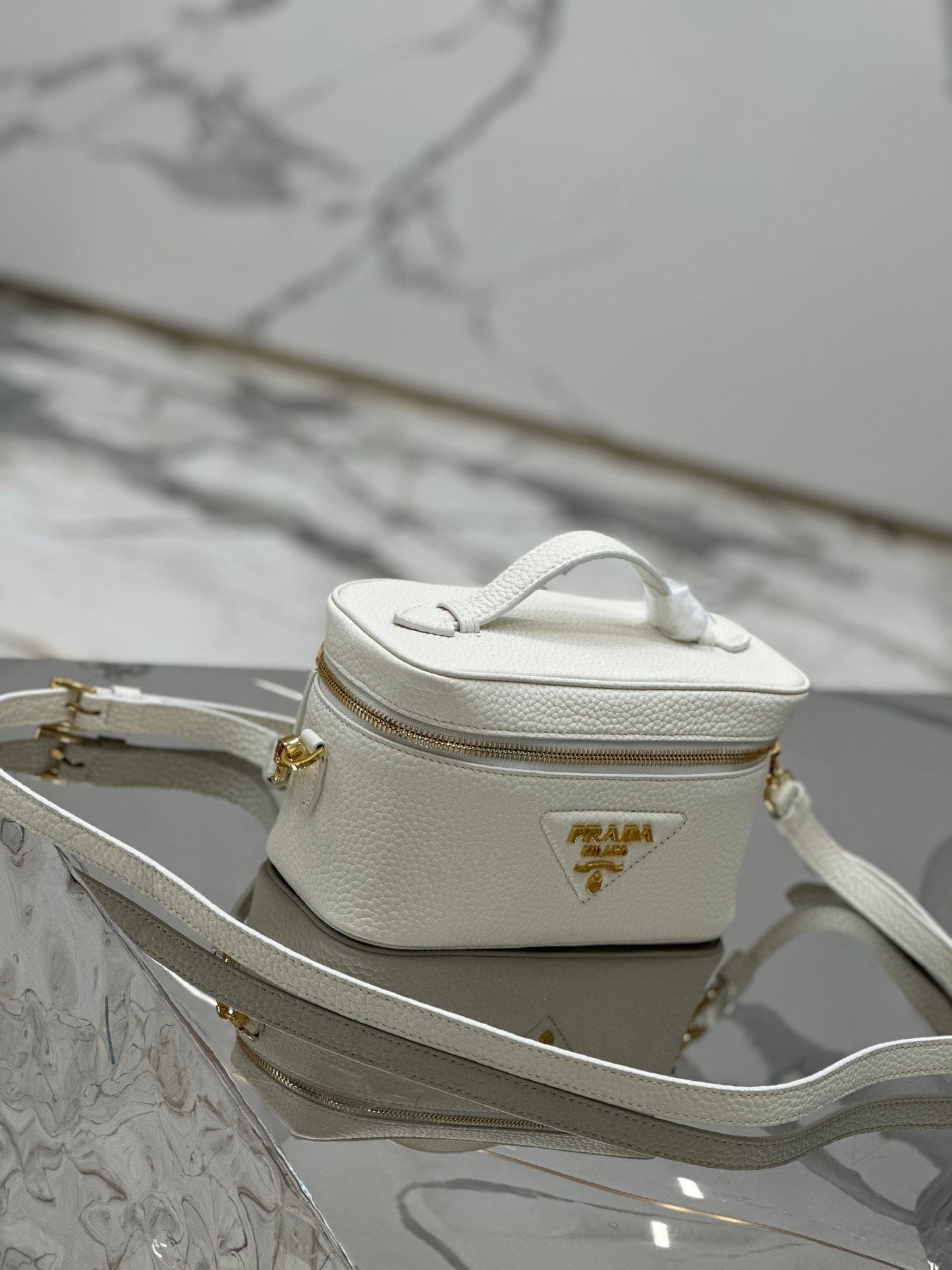 VANITY CASE 18 IN WHITE GRAINED CALFSKIN GOLD HARDWARE