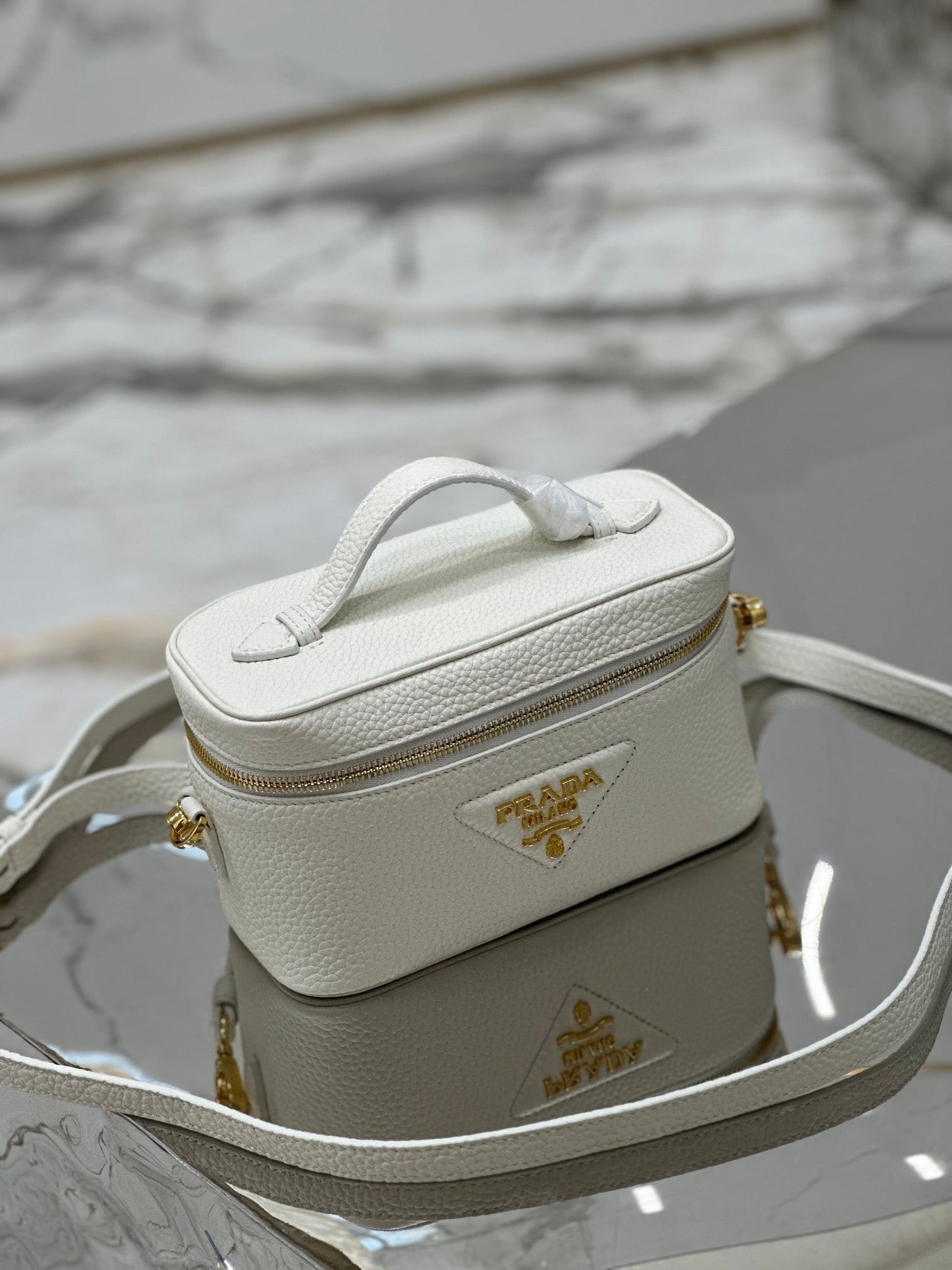 VANITY CASE 18 IN WHITE GRAINED CALFSKIN GOLD HARDWARE