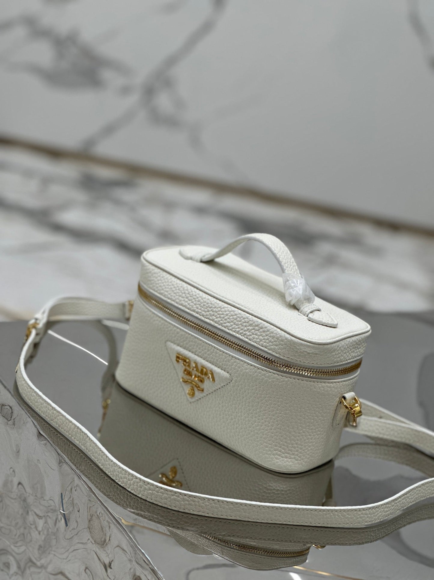 VANITY CASE 18 IN WHITE GRAINED CALFSKIN GOLD HARDWARE