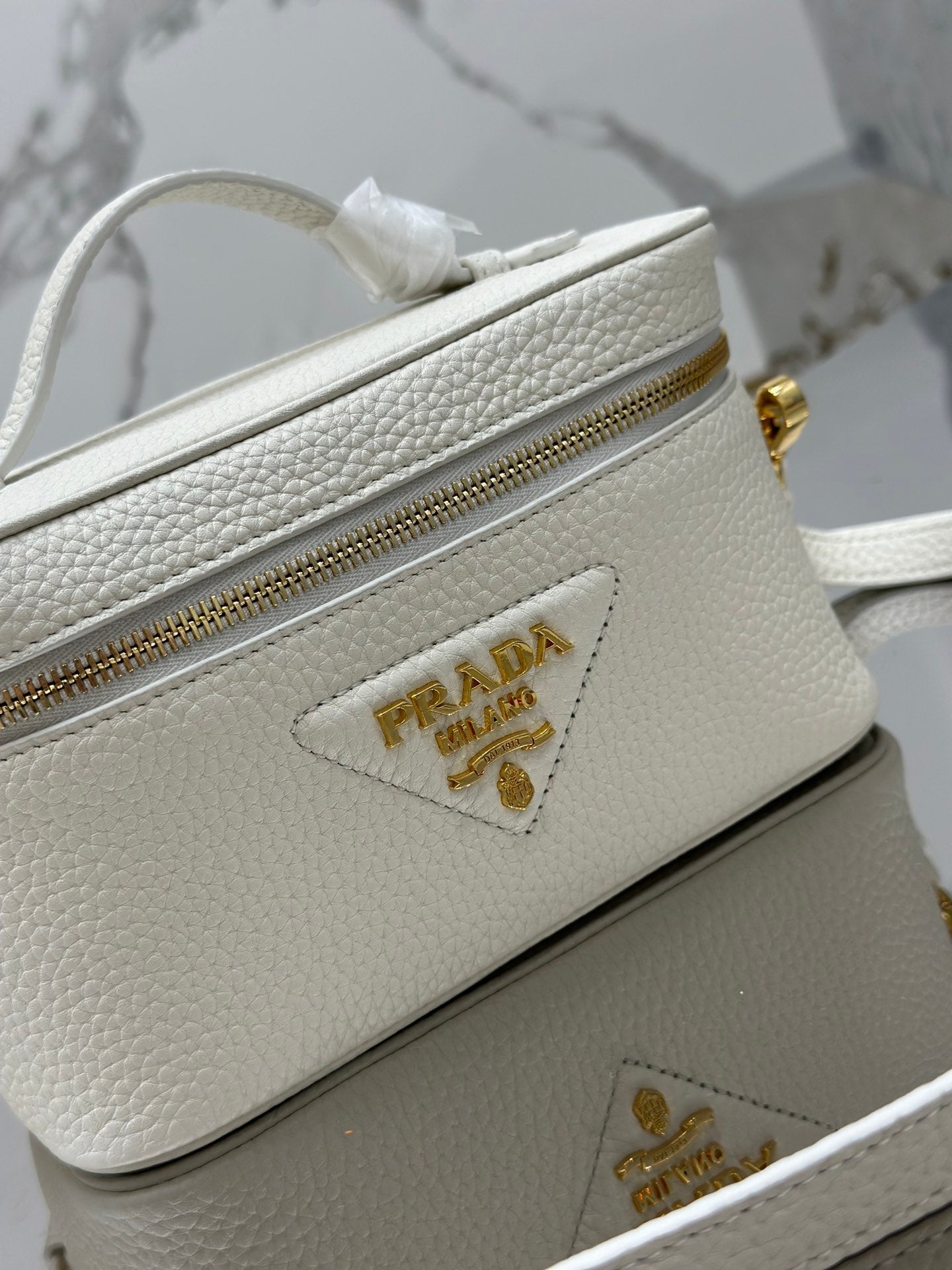 VANITY CASE 18 IN WHITE GRAINED CALFSKIN GOLD HARDWARE