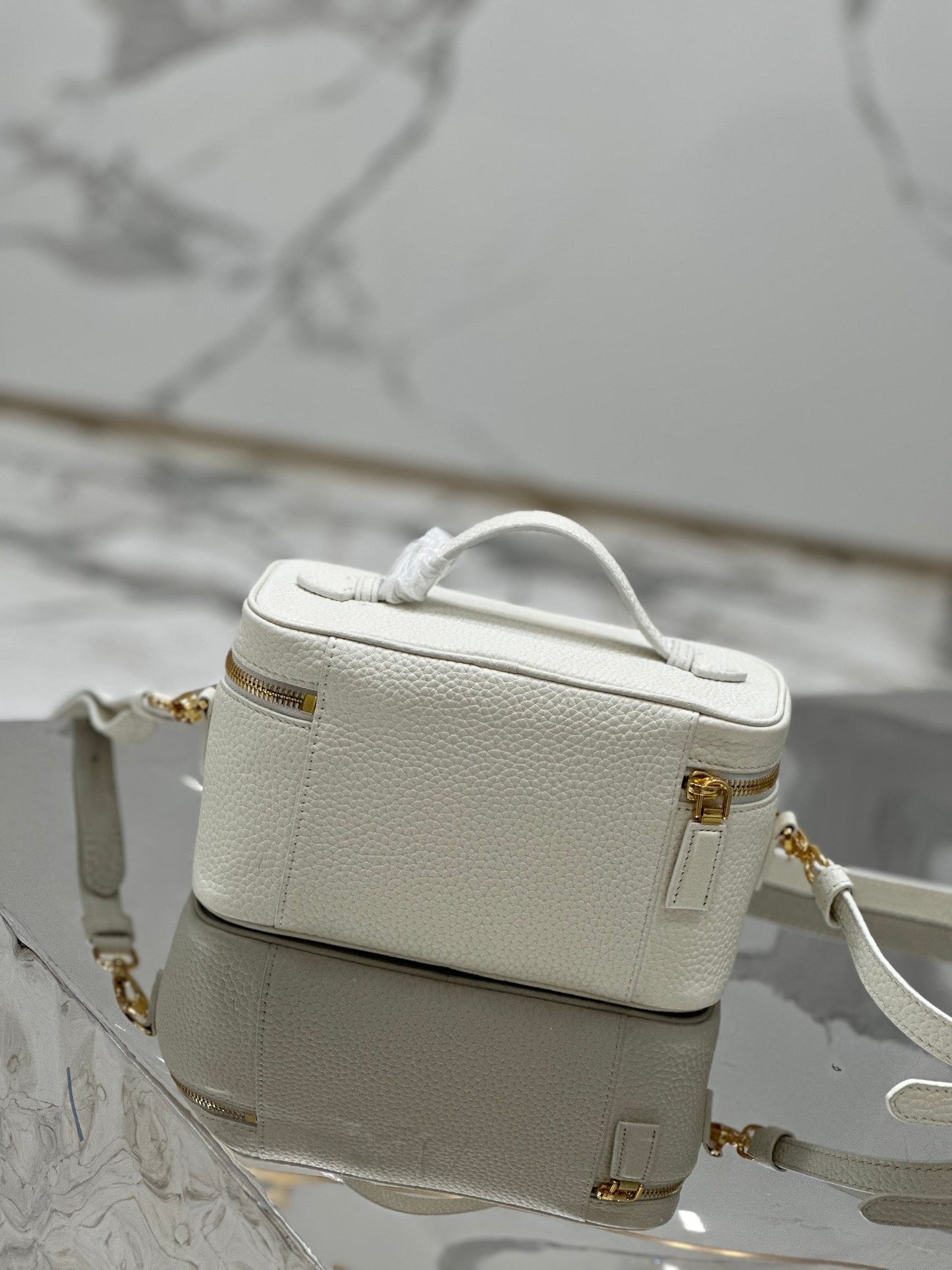 VANITY CASE 18 IN WHITE GRAINED CALFSKIN GOLD HARDWARE