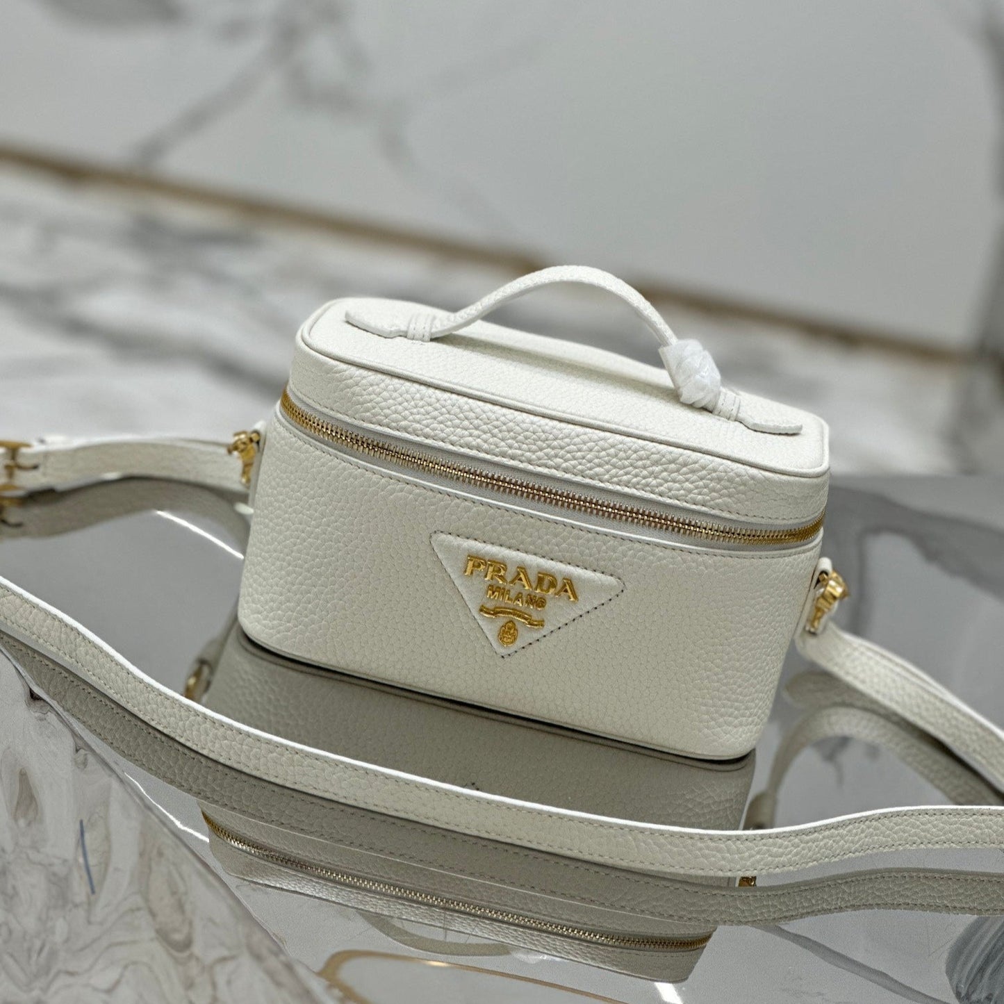 VANITY CASE 18 IN WHITE GRAINED CALFSKIN GOLD HARDWARE