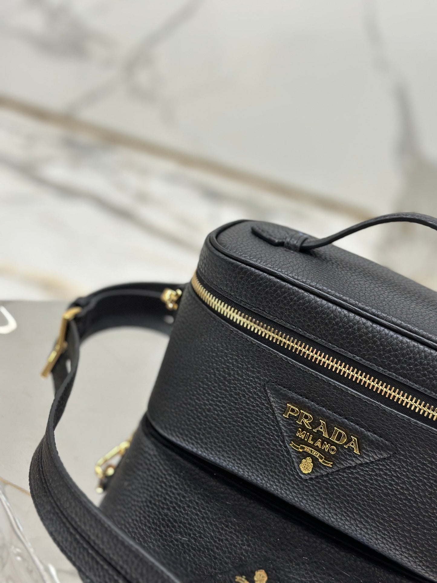 VANITY CASE 18 IN BLACK GRAINED CALFSKIN GOLD HARDWARE