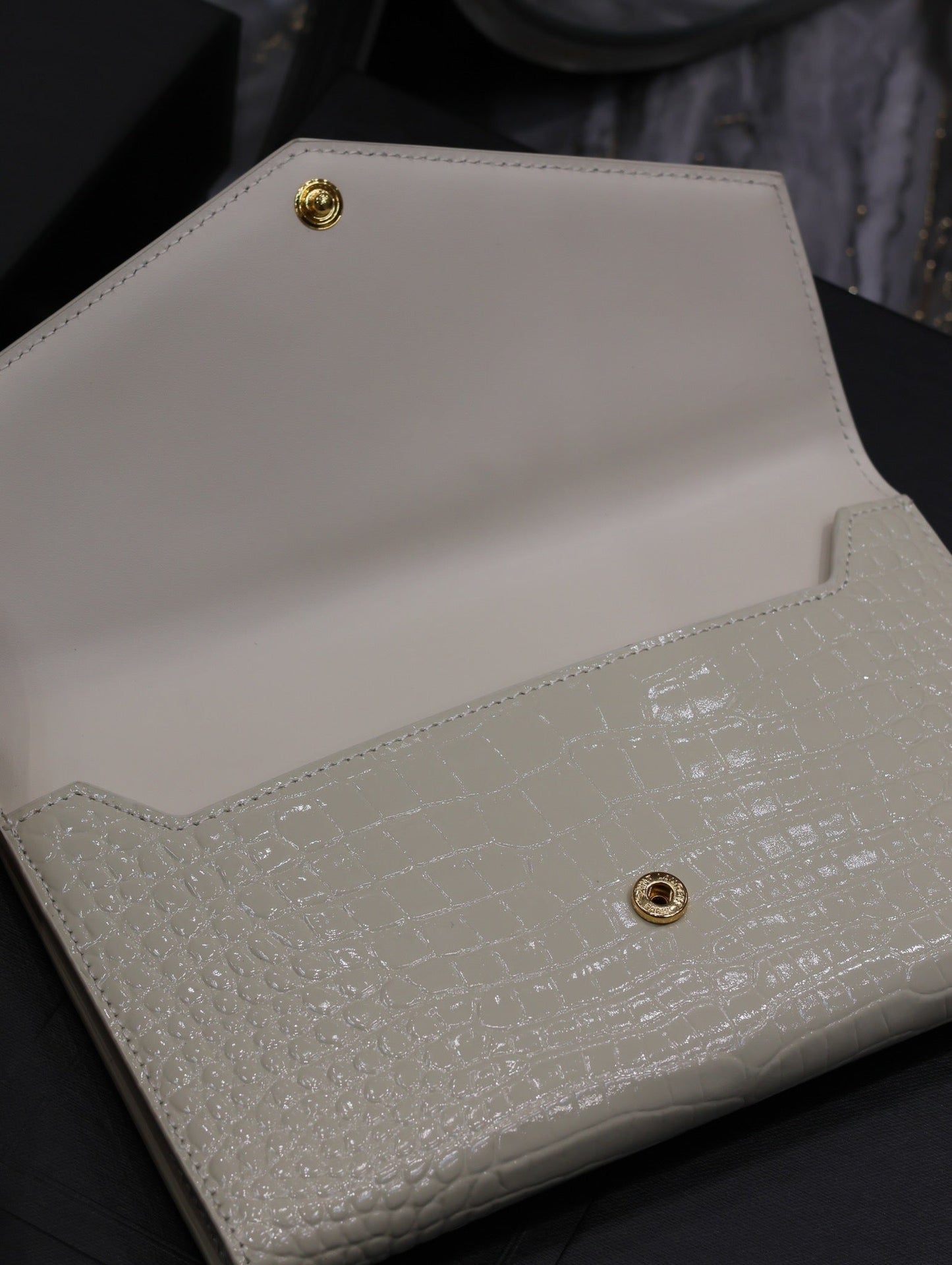 UPTOWN WALLET 21 IN WHITE CROCODILE PATTERN CALFSKIN GOLD LOGO