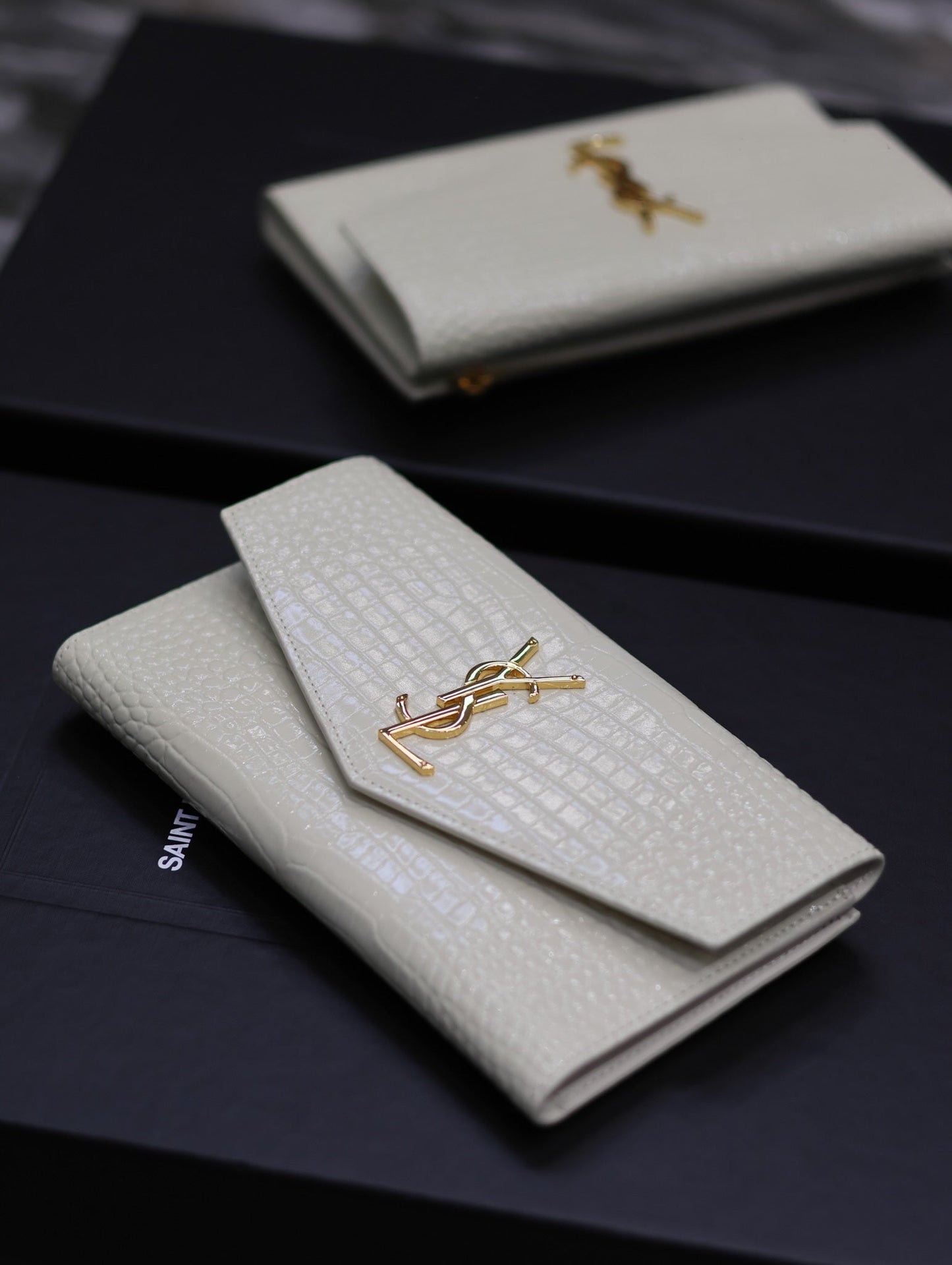 UPTOWN WALLET 21 IN WHITE CROCODILE PATTERN CALFSKIN GOLD LOGO