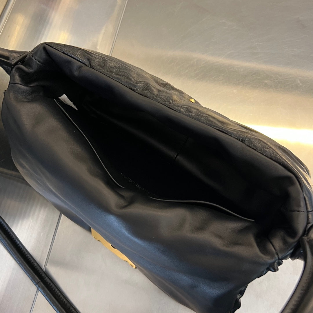 PAD PUFFER BAG 29 IN BLACK COWHIDE LEATHER