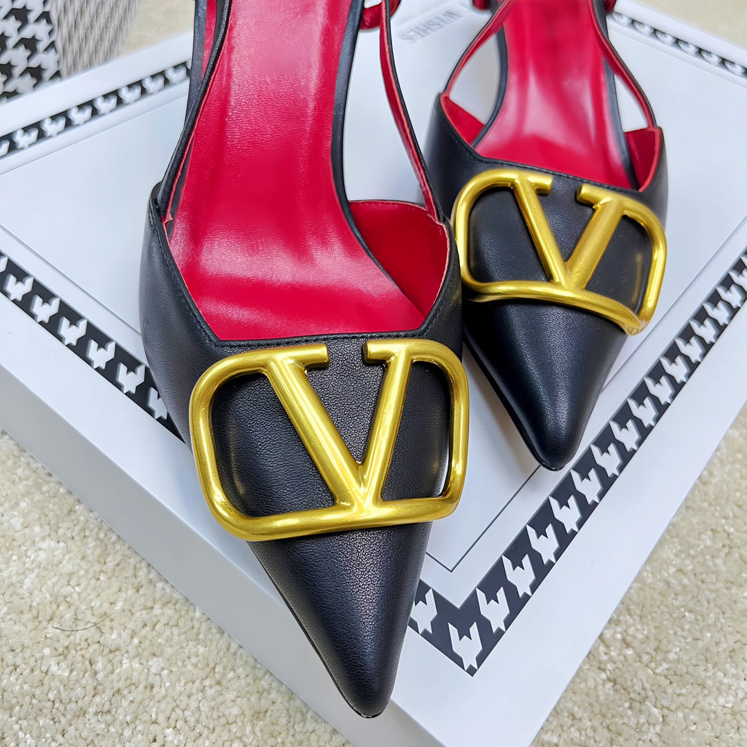 VLOGO SLINGBACK PUMP IN BLACK CALFSKIN LEATHER WITH GOLD LOGO