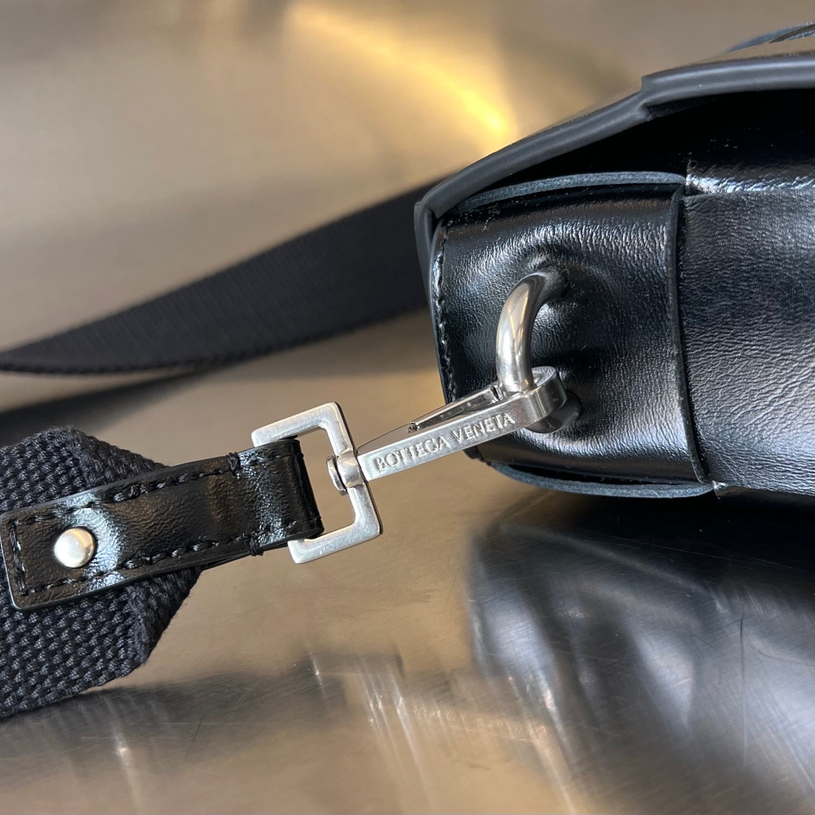 CASSETTE 23 BLACK CALFSKIN WITH VERSATILE STRAP