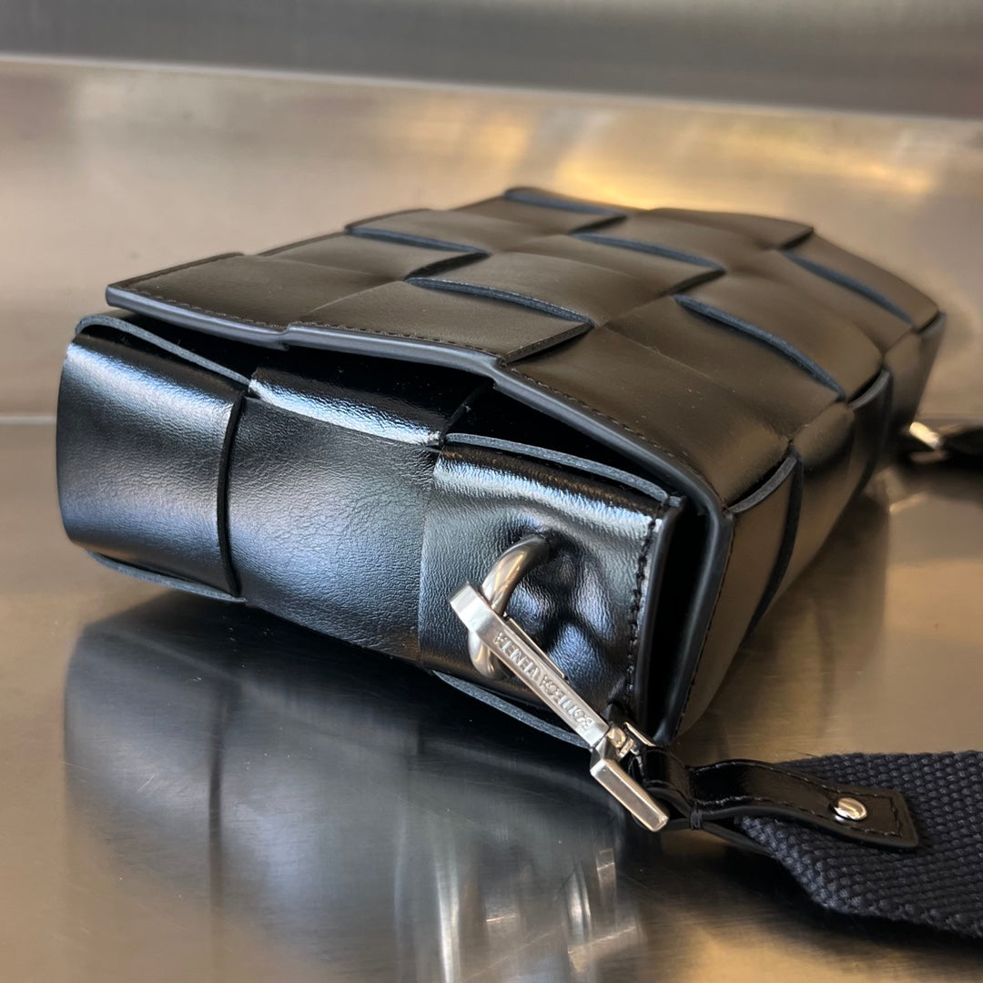 CASSETTE 23 BLACK CALFSKIN WITH VERSATILE STRAP