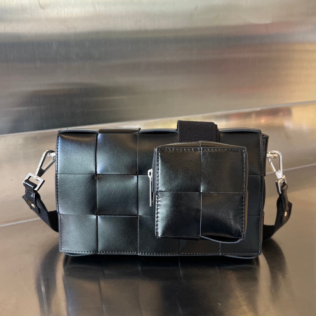 CASSETTE 23 BLACK CALFSKIN WITH VERSATILE STRAP